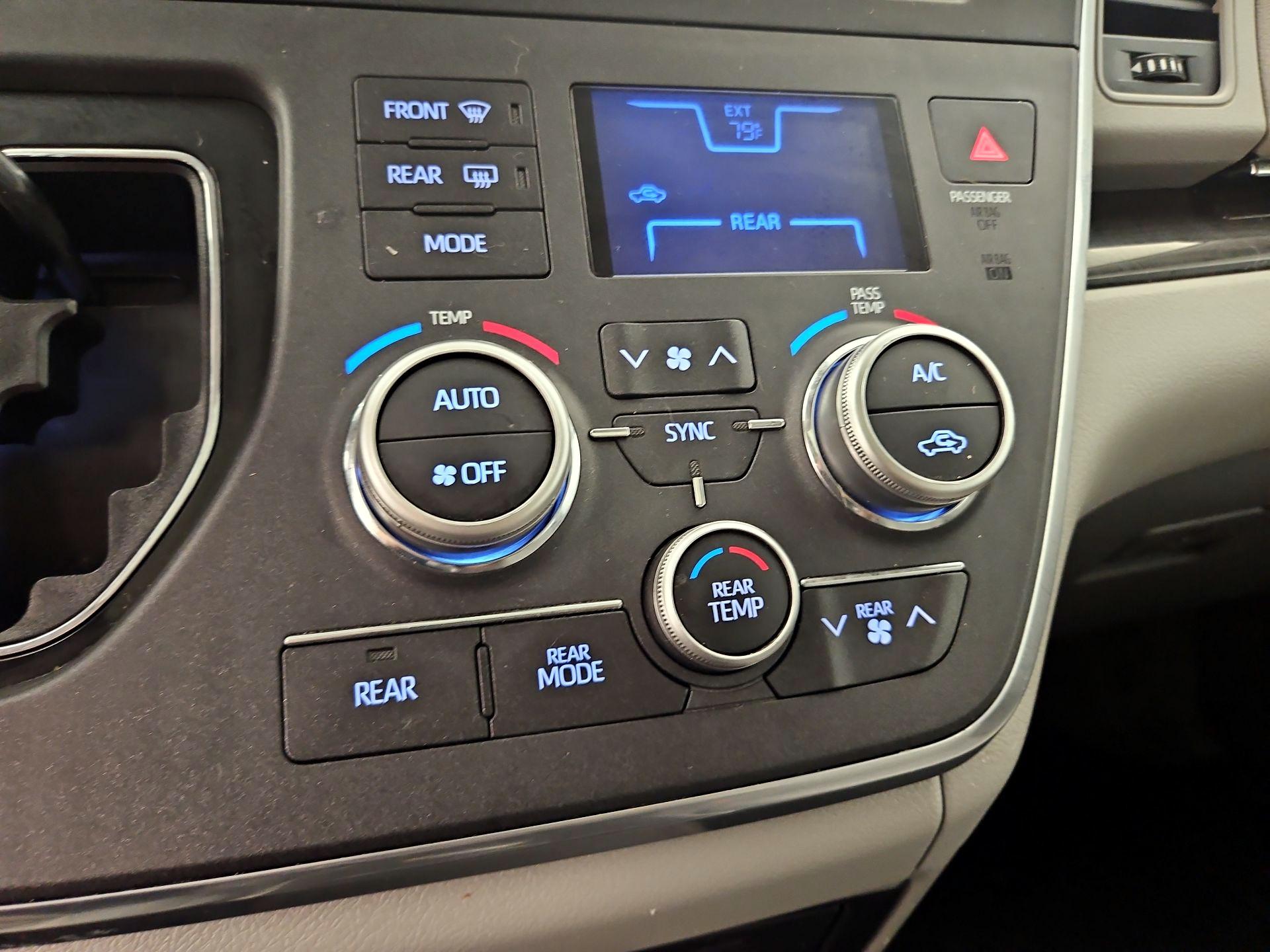 Thumbnail: 2018 Toyota Sienna - 17