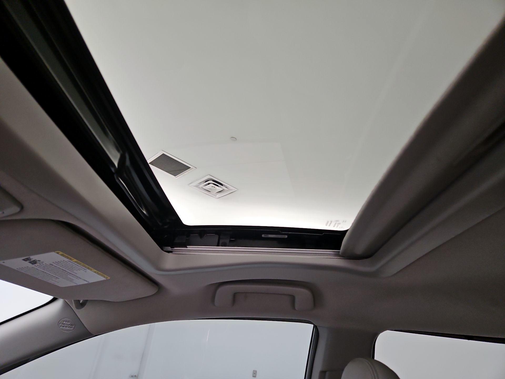 Thumbnail: 2018 Toyota Sienna - 19