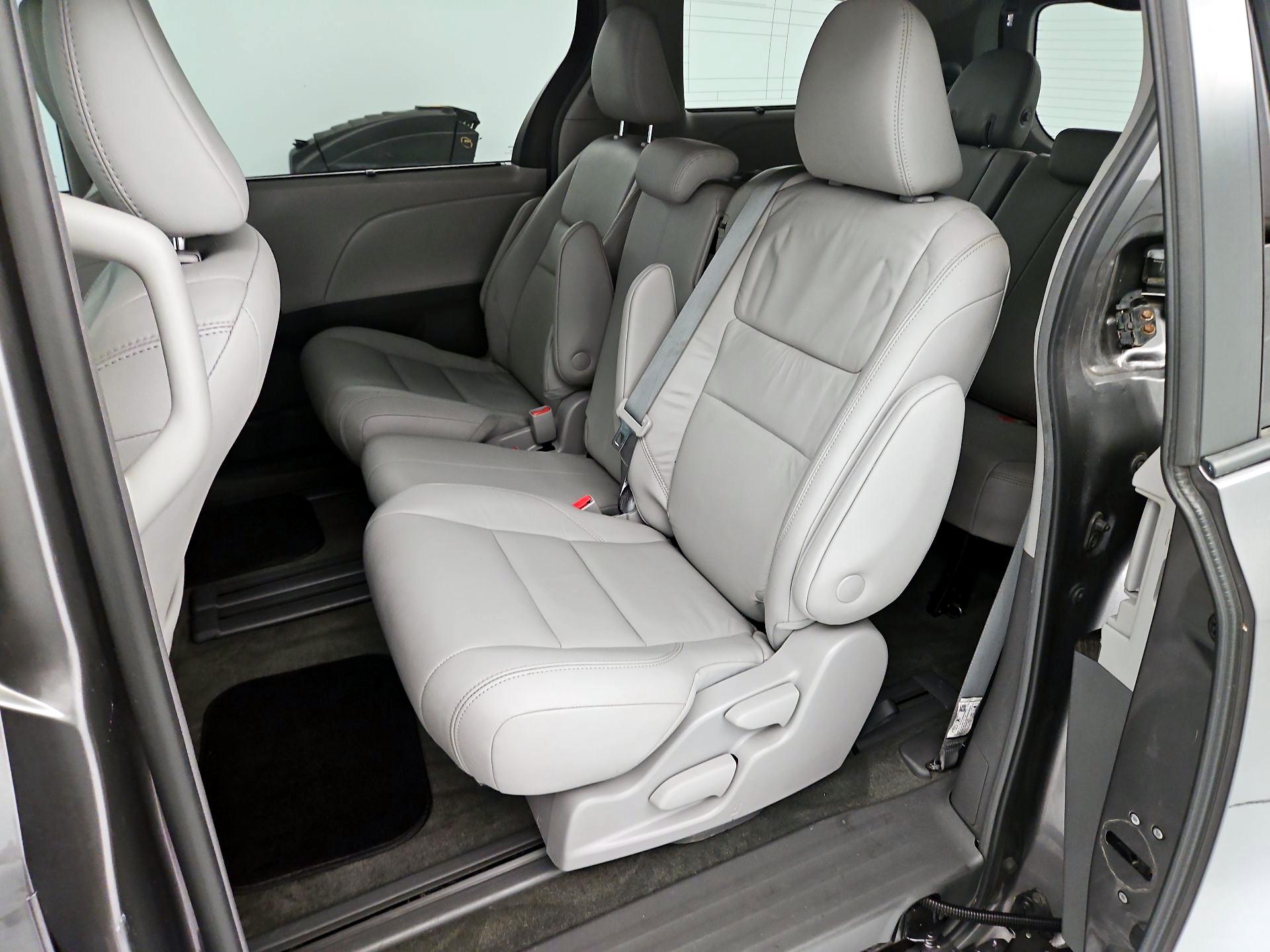 Thumbnail: 2018 Toyota Sienna - 20