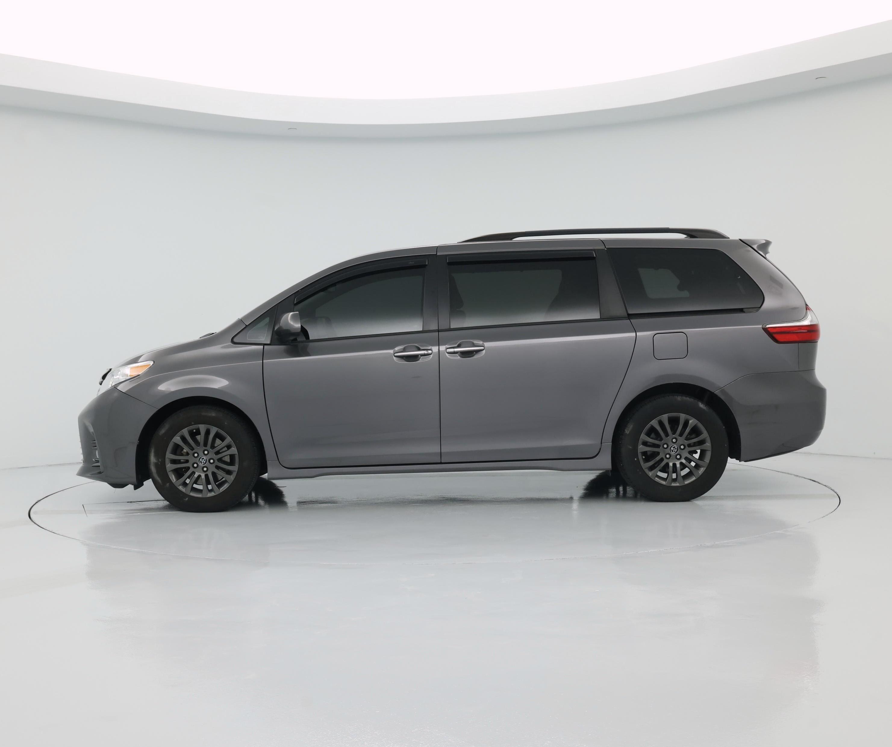 Thumbnail: 2018 Toyota Sienna - 3