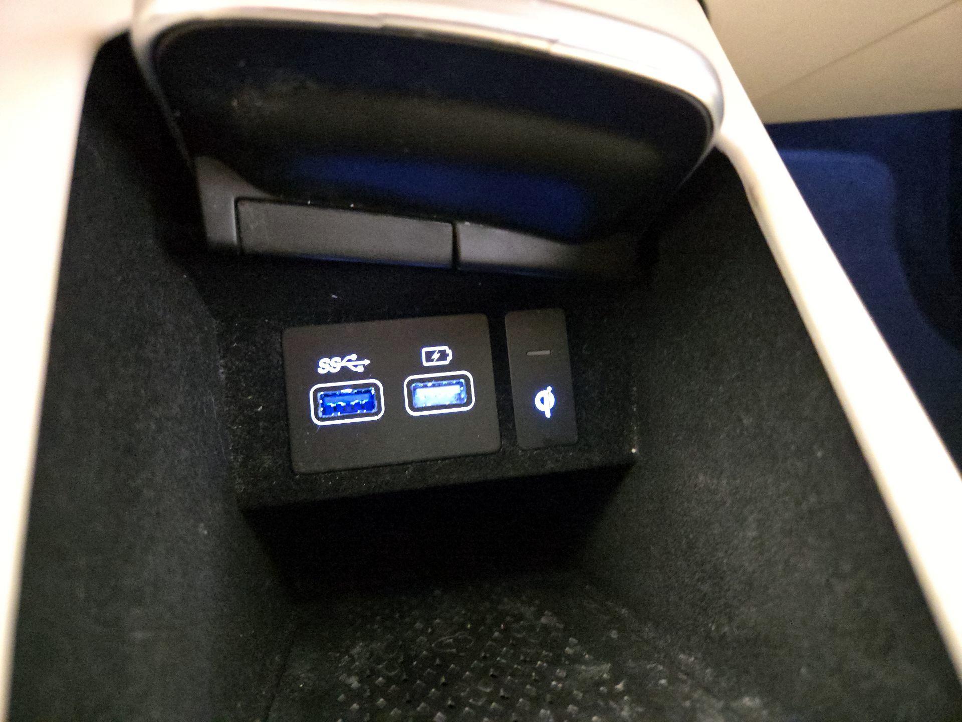 Thumbnail: 2022 Genesis GV70 - 19