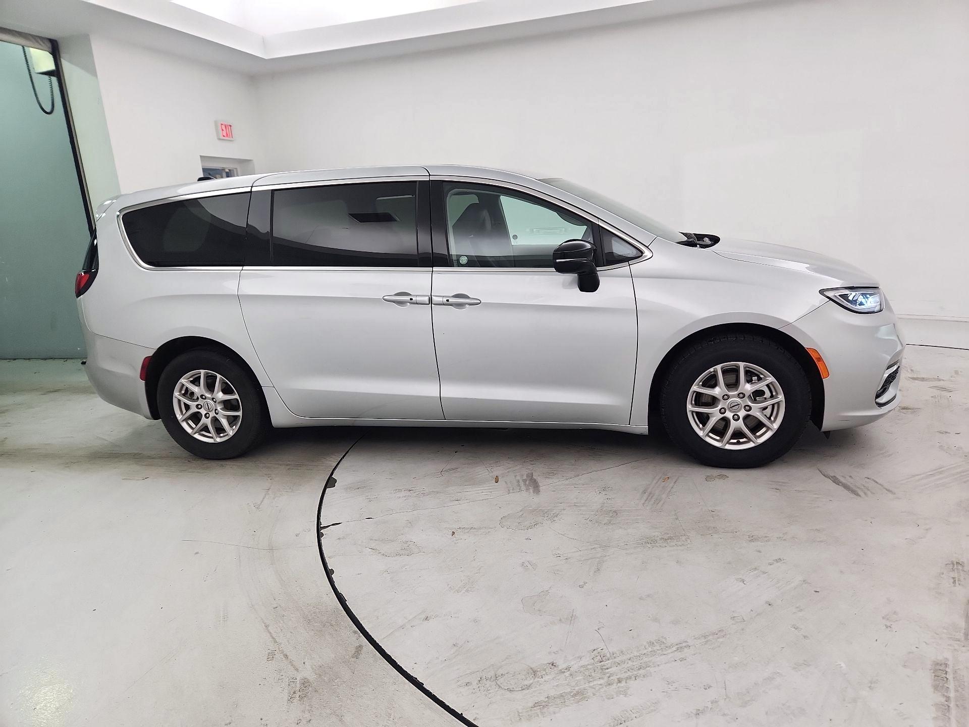 Thumbnail: 2024 Chrysler Pacifica - 4