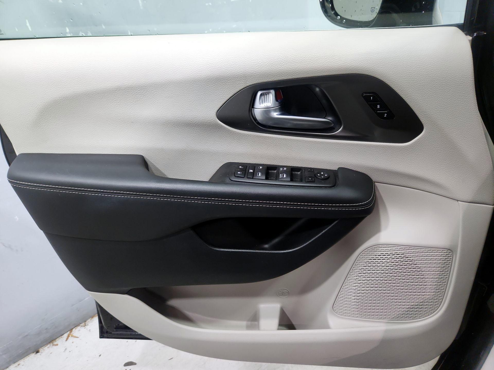 Thumbnail: 2024 Chrysler Pacifica - 12