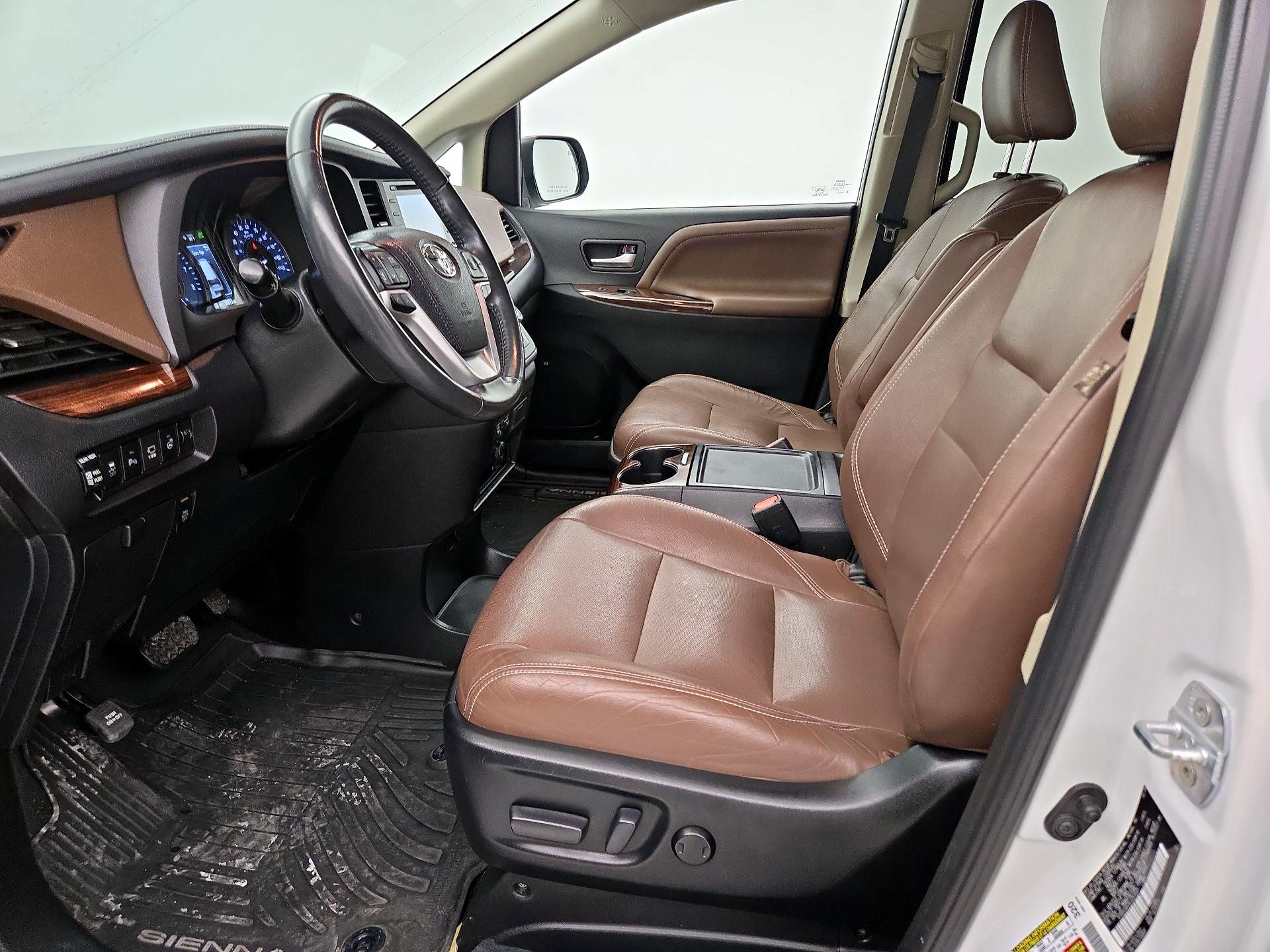 Thumbnail: 2020 Toyota Sienna - 11