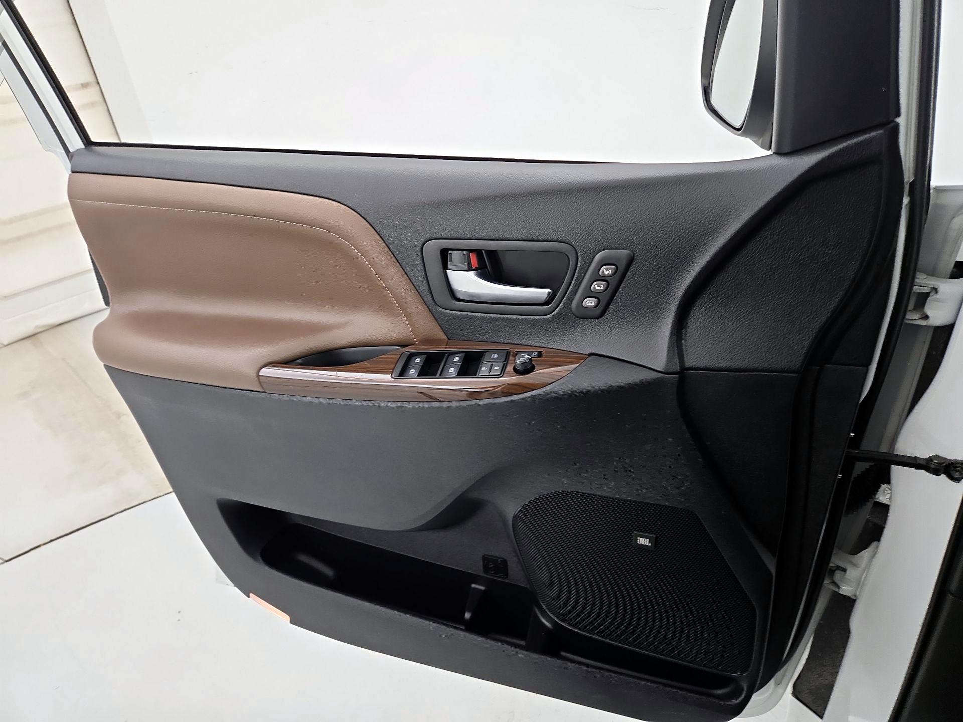 Thumbnail: 2020 Toyota Sienna - 12