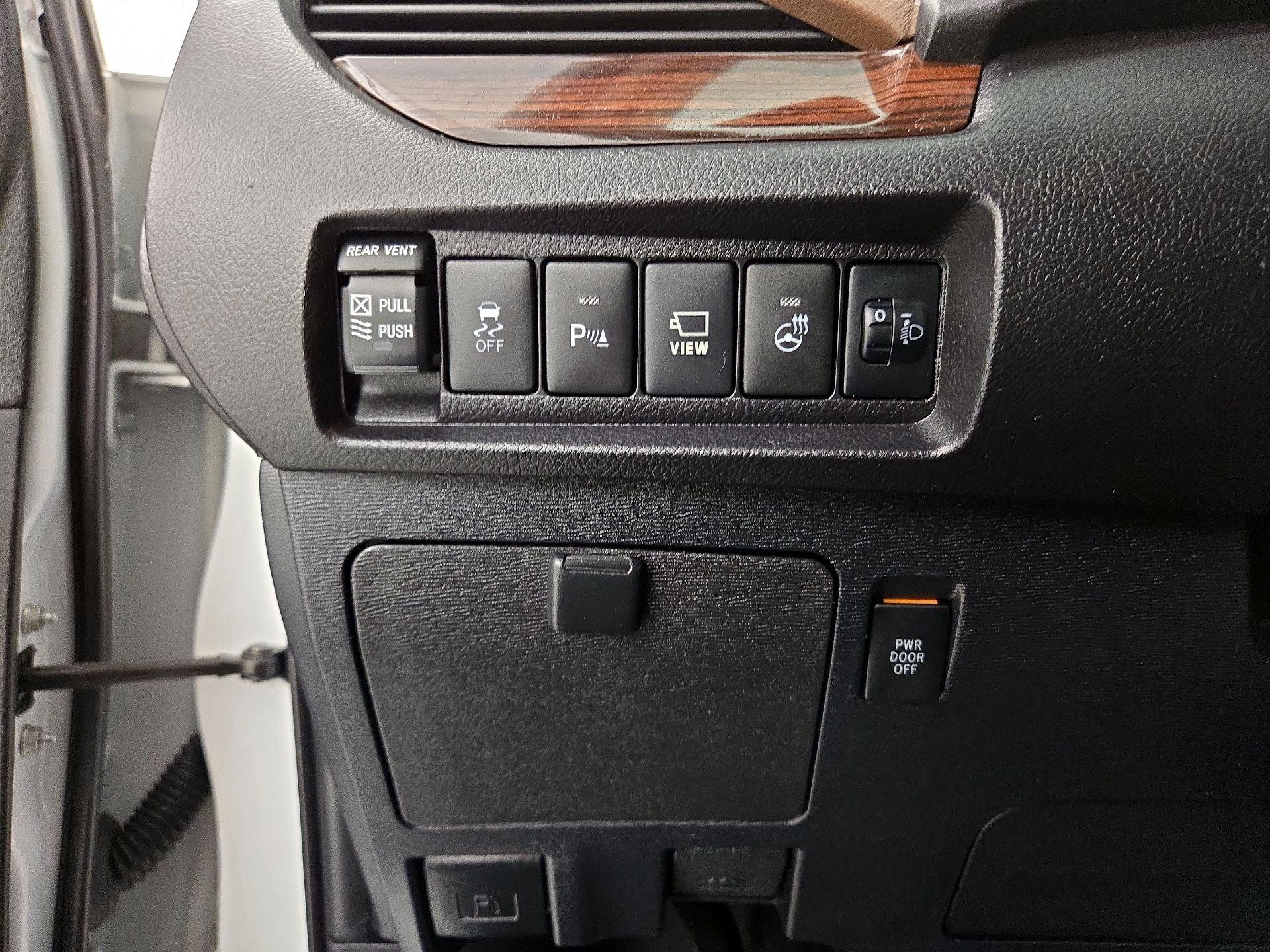 Thumbnail: 2020 Toyota Sienna - 13