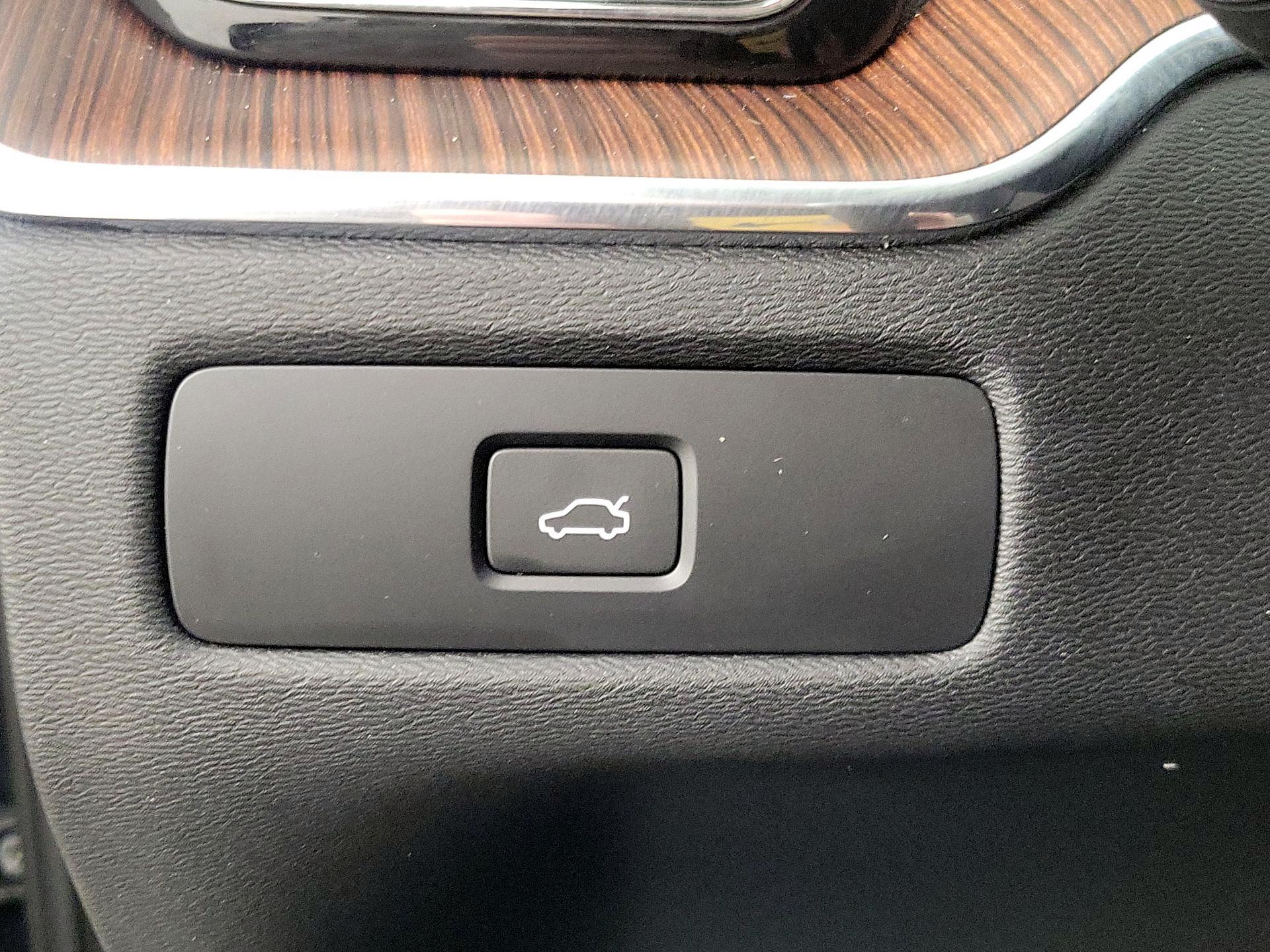 Thumbnail: 2023 Volvo XC60 - 13