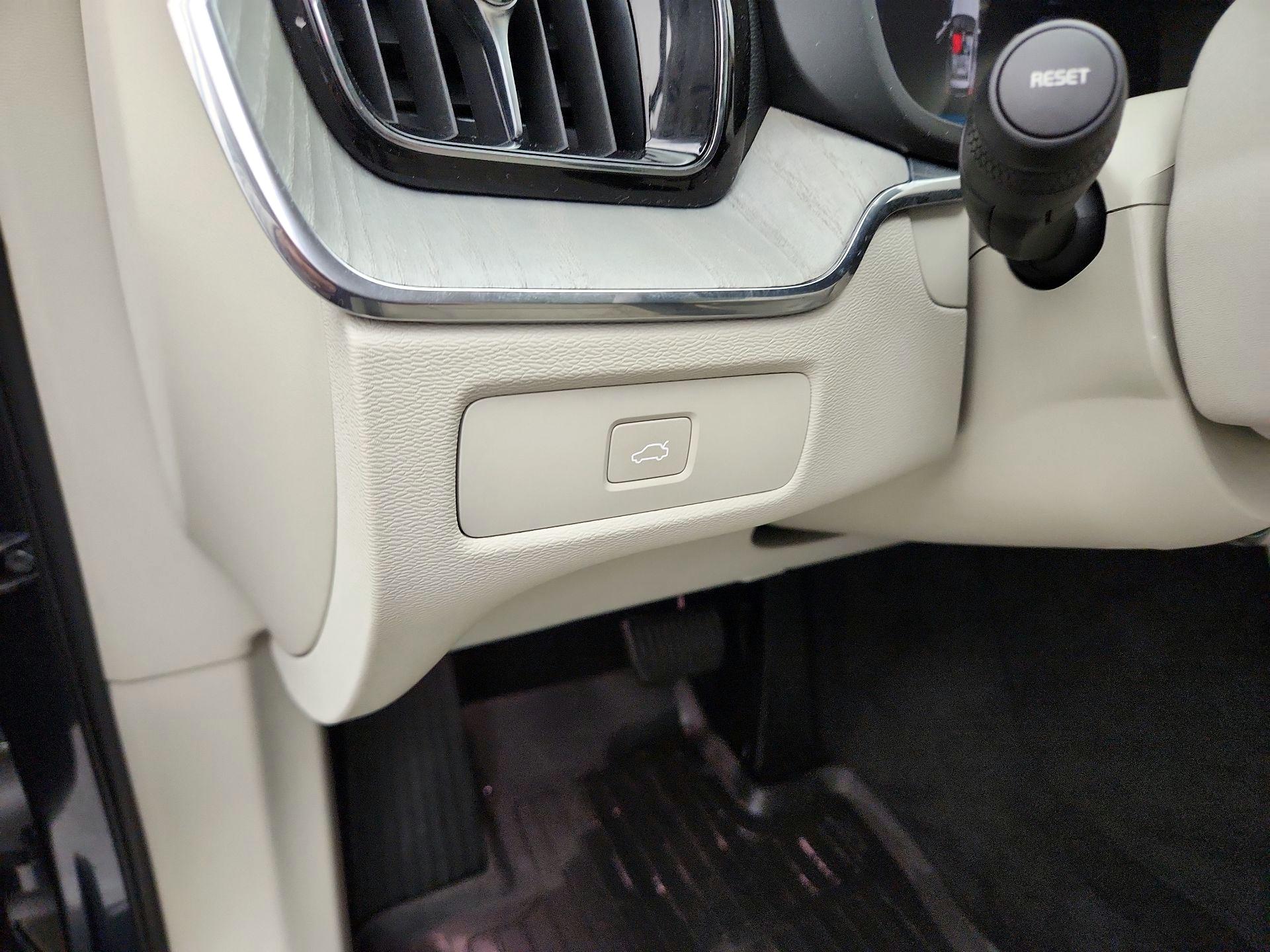 Thumbnail: 2023 Volvo XC60 - 13