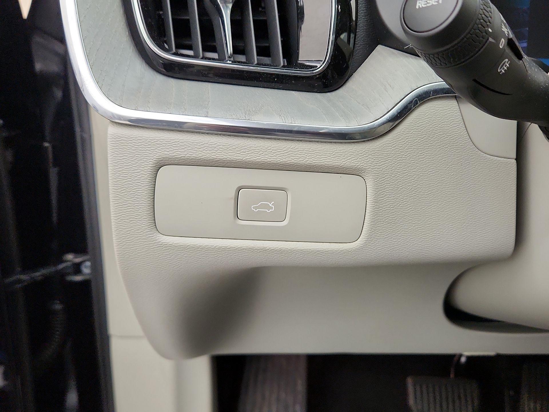 Thumbnail: 2023 Volvo XC60 - 13