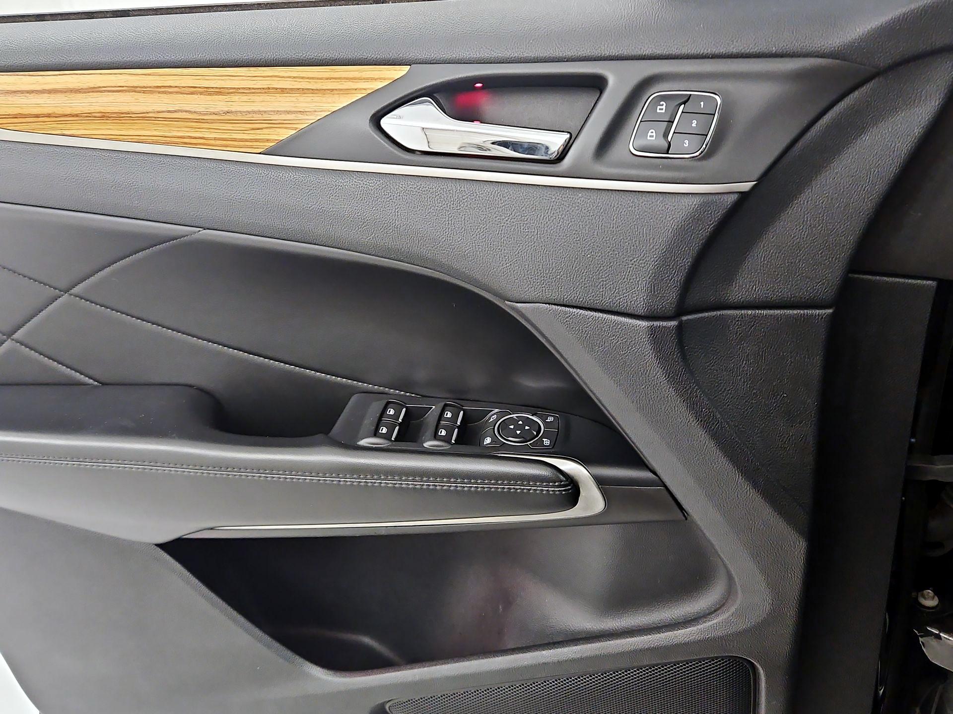 Thumbnail: 2016 Lincoln MKC - 12