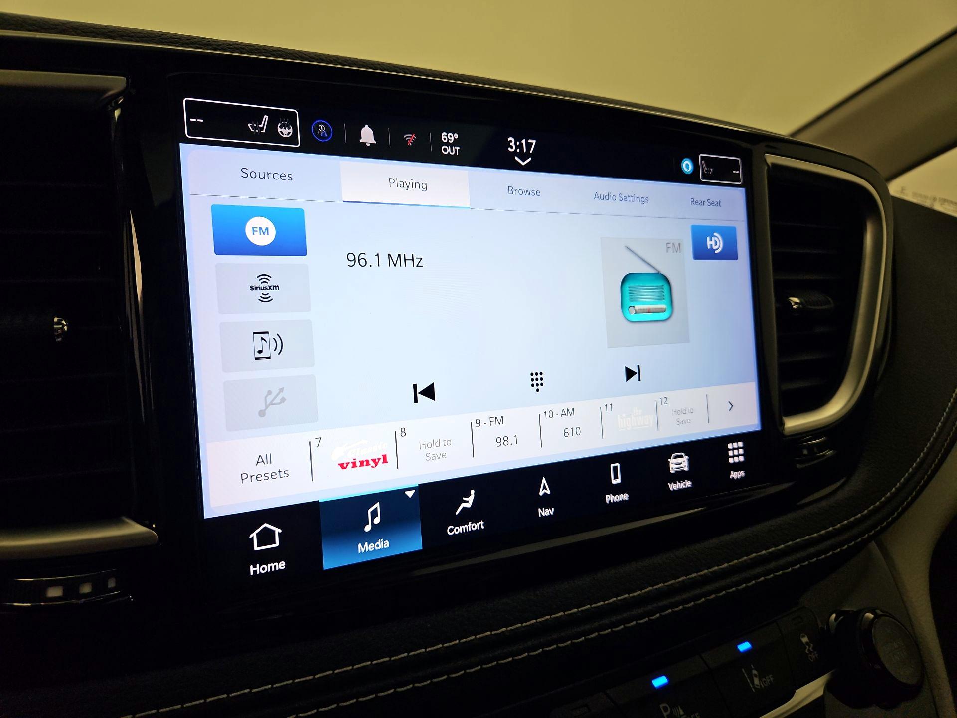 Thumbnail: 2022 Chrysler Pacifica - 16