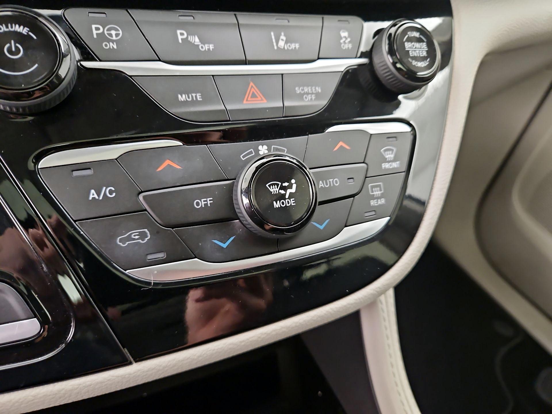 Thumbnail: 2022 Chrysler Pacifica - 17