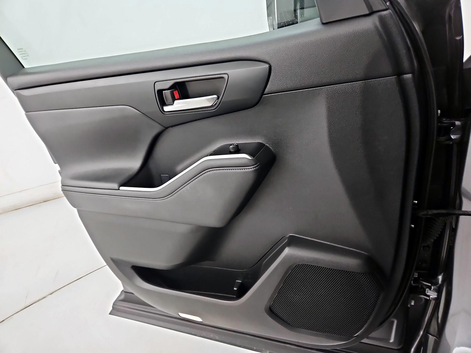 Thumbnail: 2021 Toyota Highlander - 12