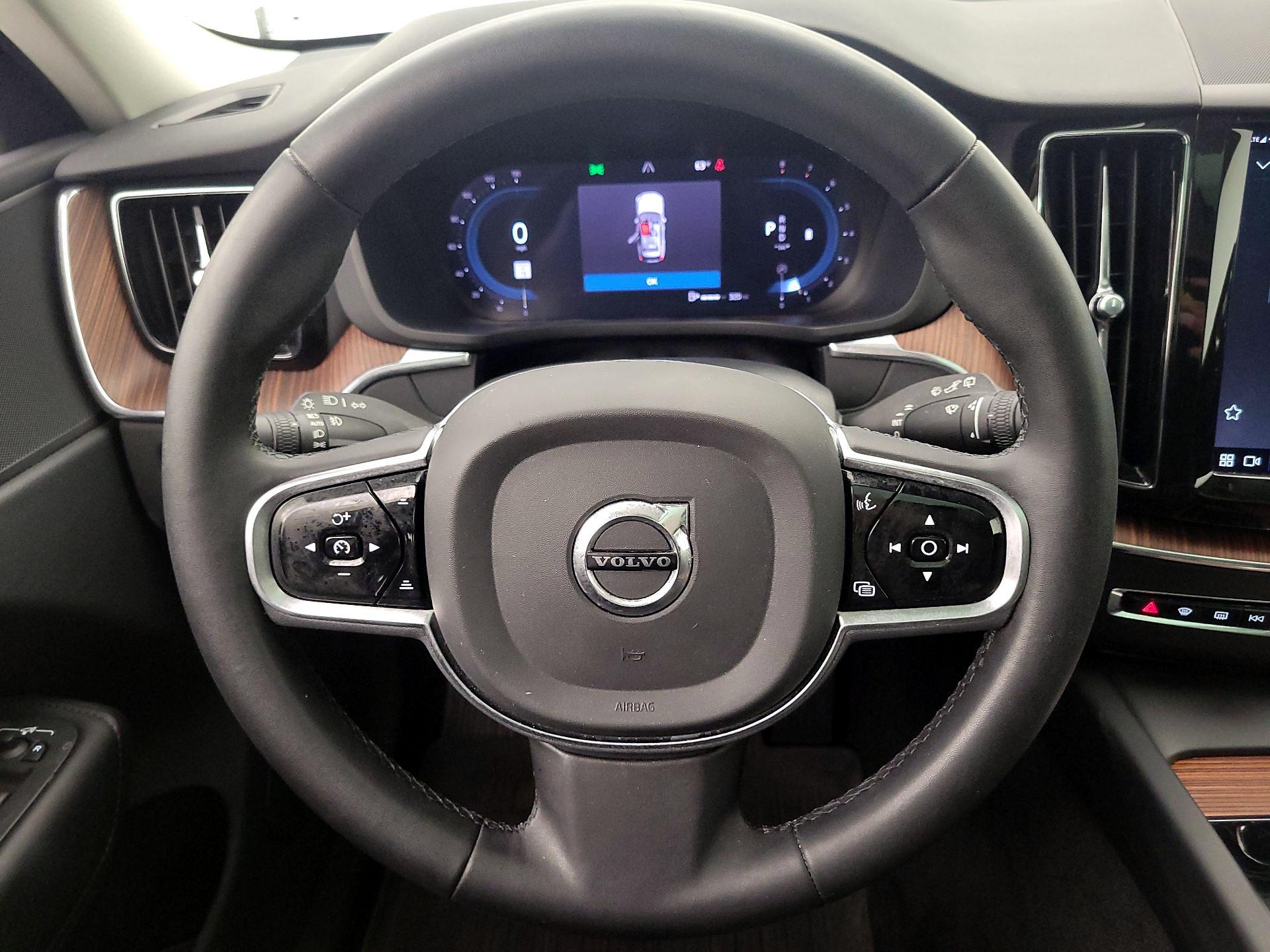 Thumbnail: 2023 Volvo XC60 - 10