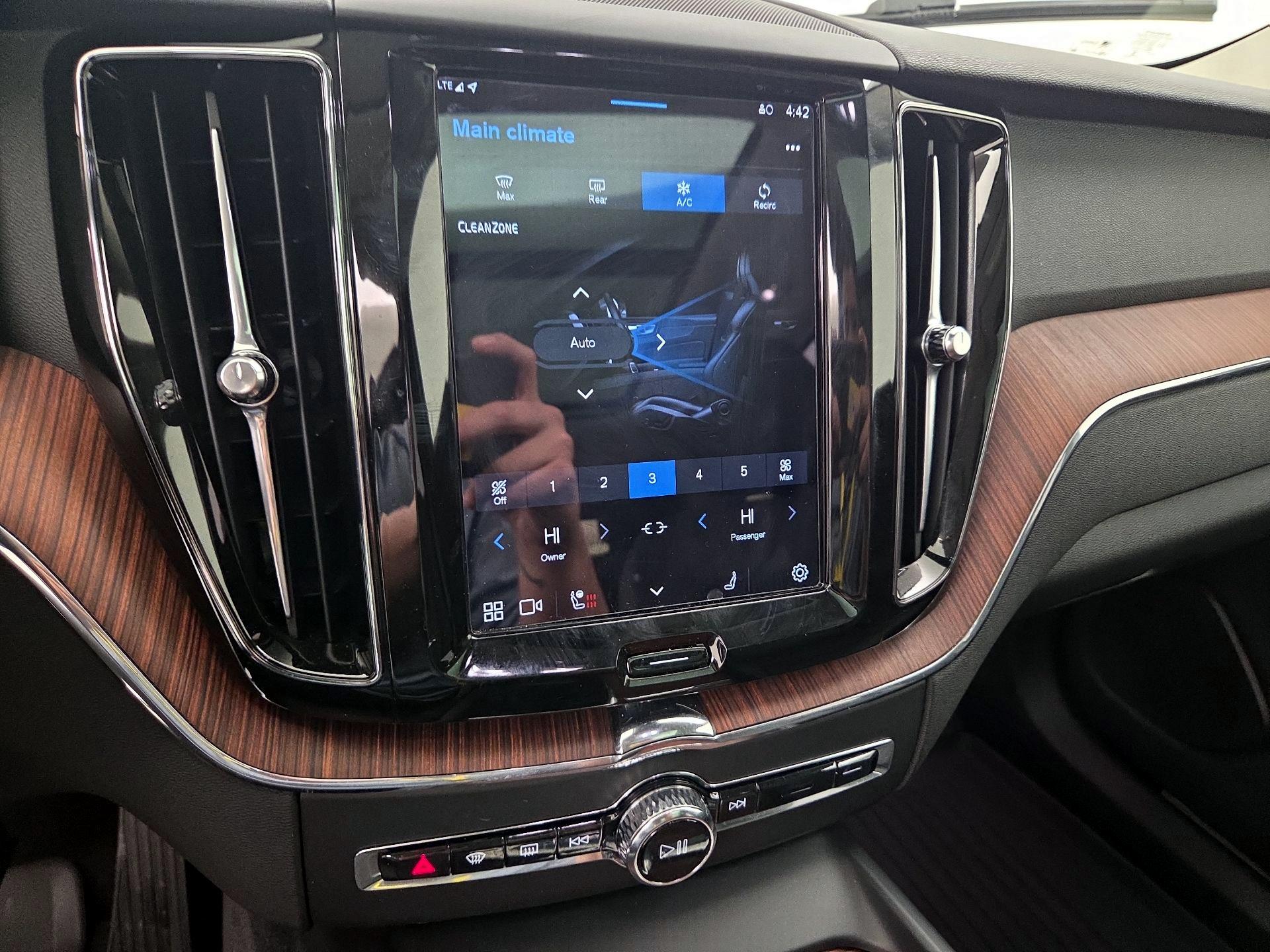 Thumbnail: 2023 Volvo XC60 - 17