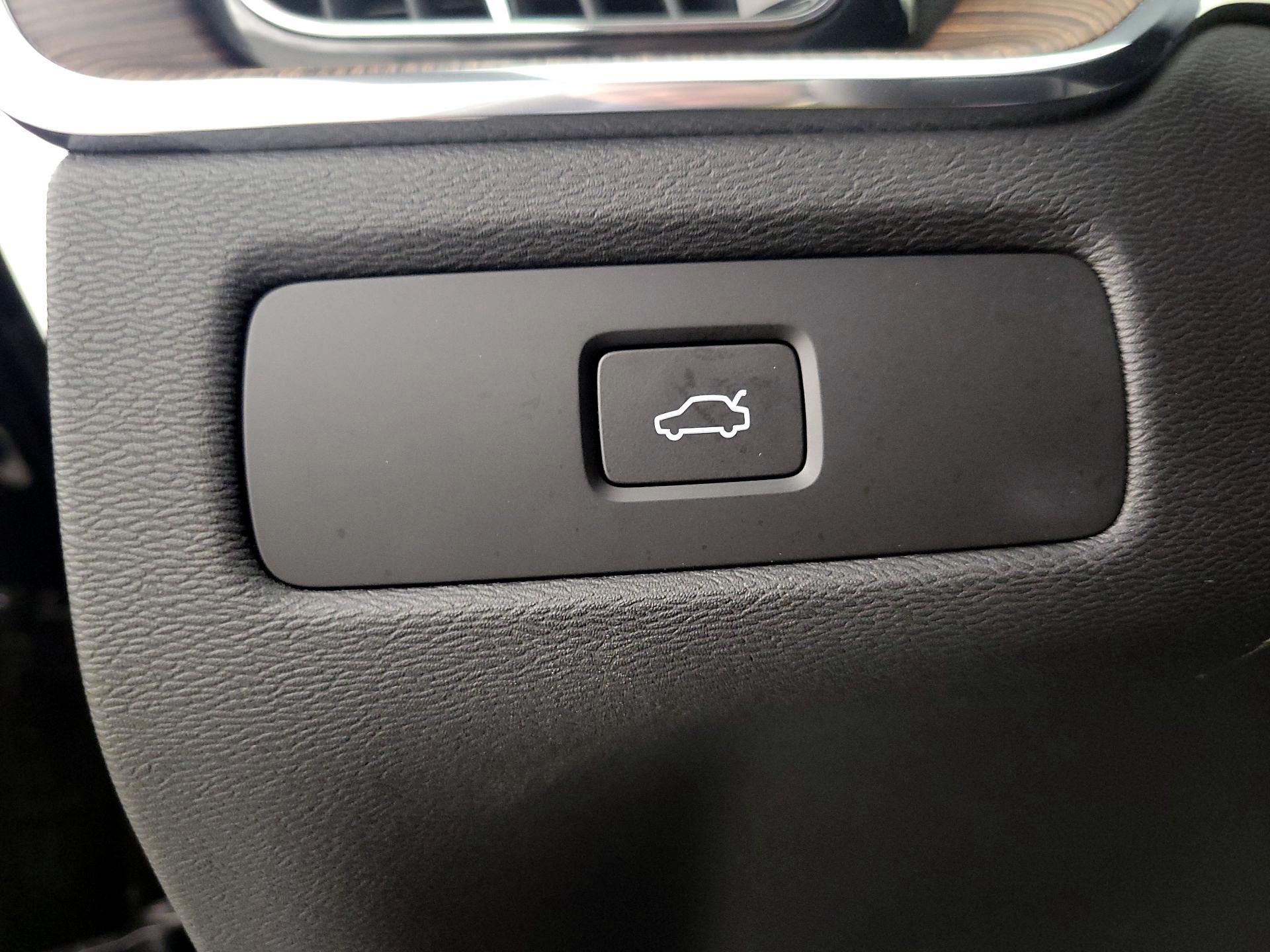 Thumbnail: 2023 Volvo XC60 - 13