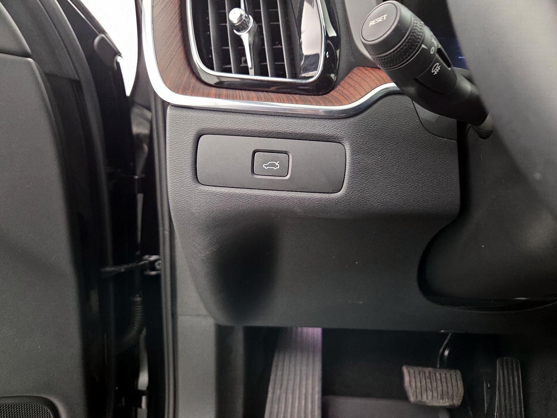 Thumbnail: 2023 Volvo XC60 - 13