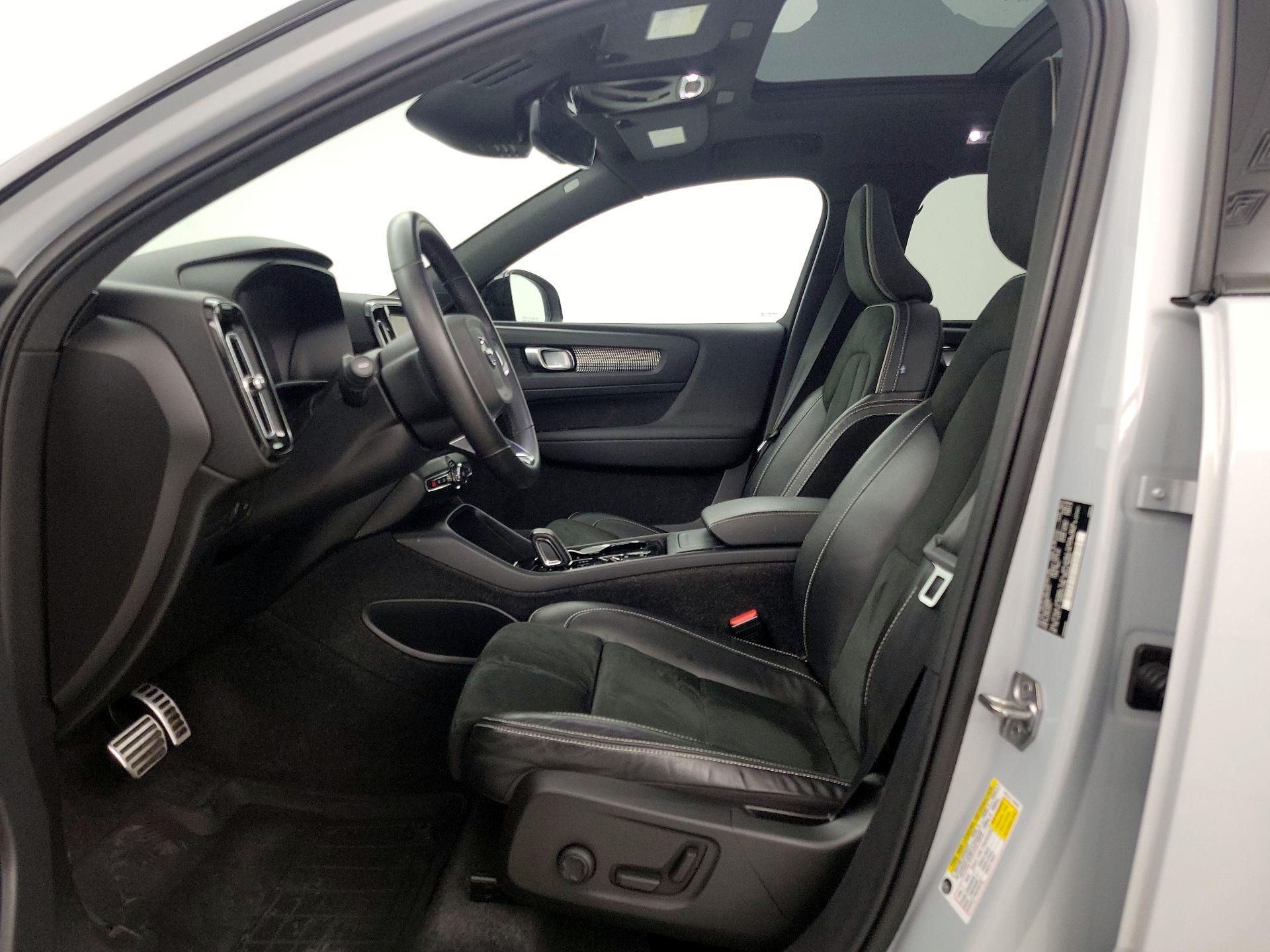 Thumbnail: 2022 Volvo XC40 - 11