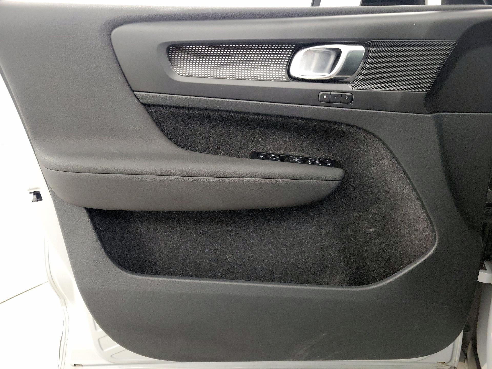 Thumbnail: 2022 Volvo XC40 - 12