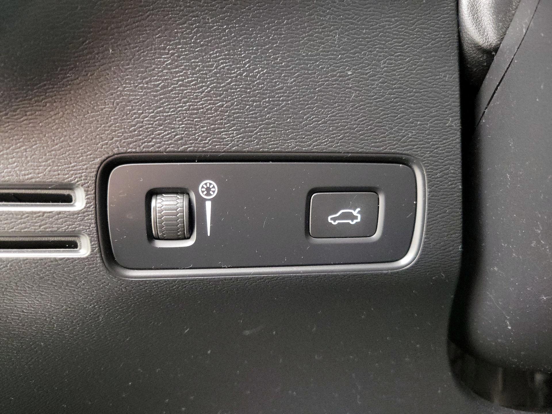 Thumbnail: 2022 Volvo XC40 - 13