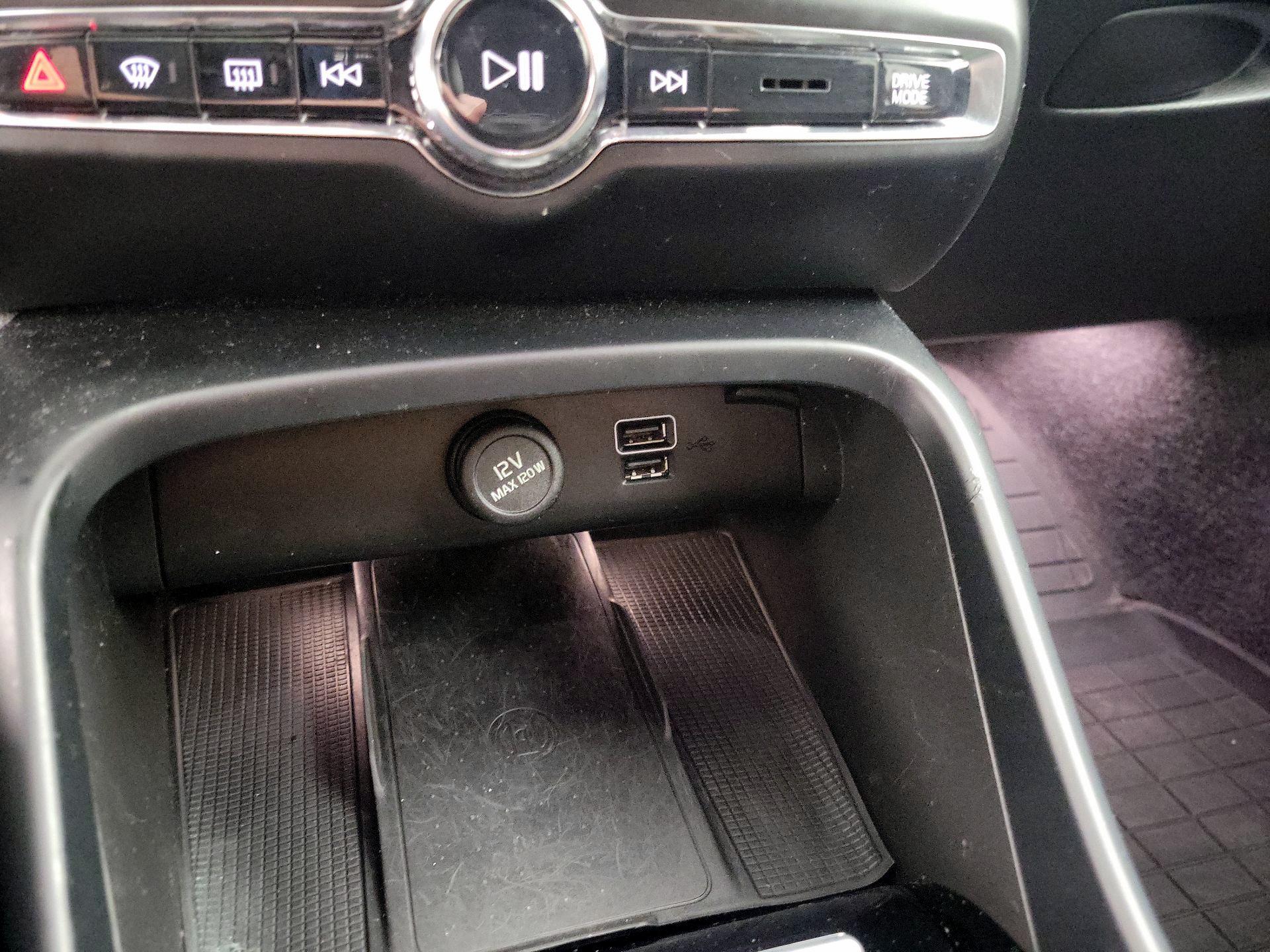 Thumbnail: 2022 Volvo XC40 - 19