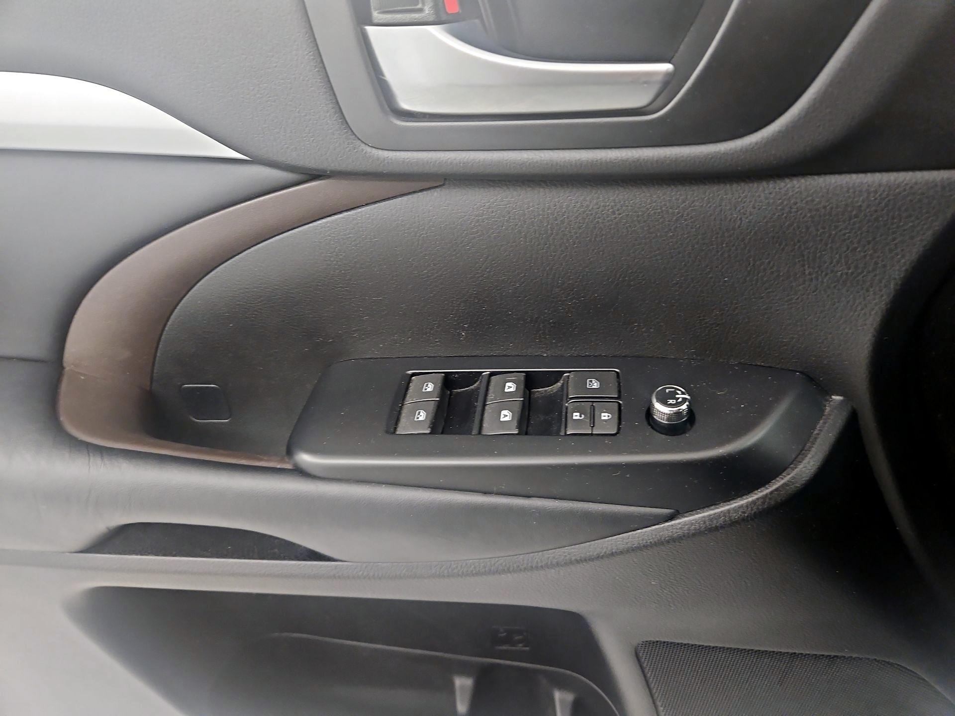 Thumbnail: 2018 Toyota Highlander - 12