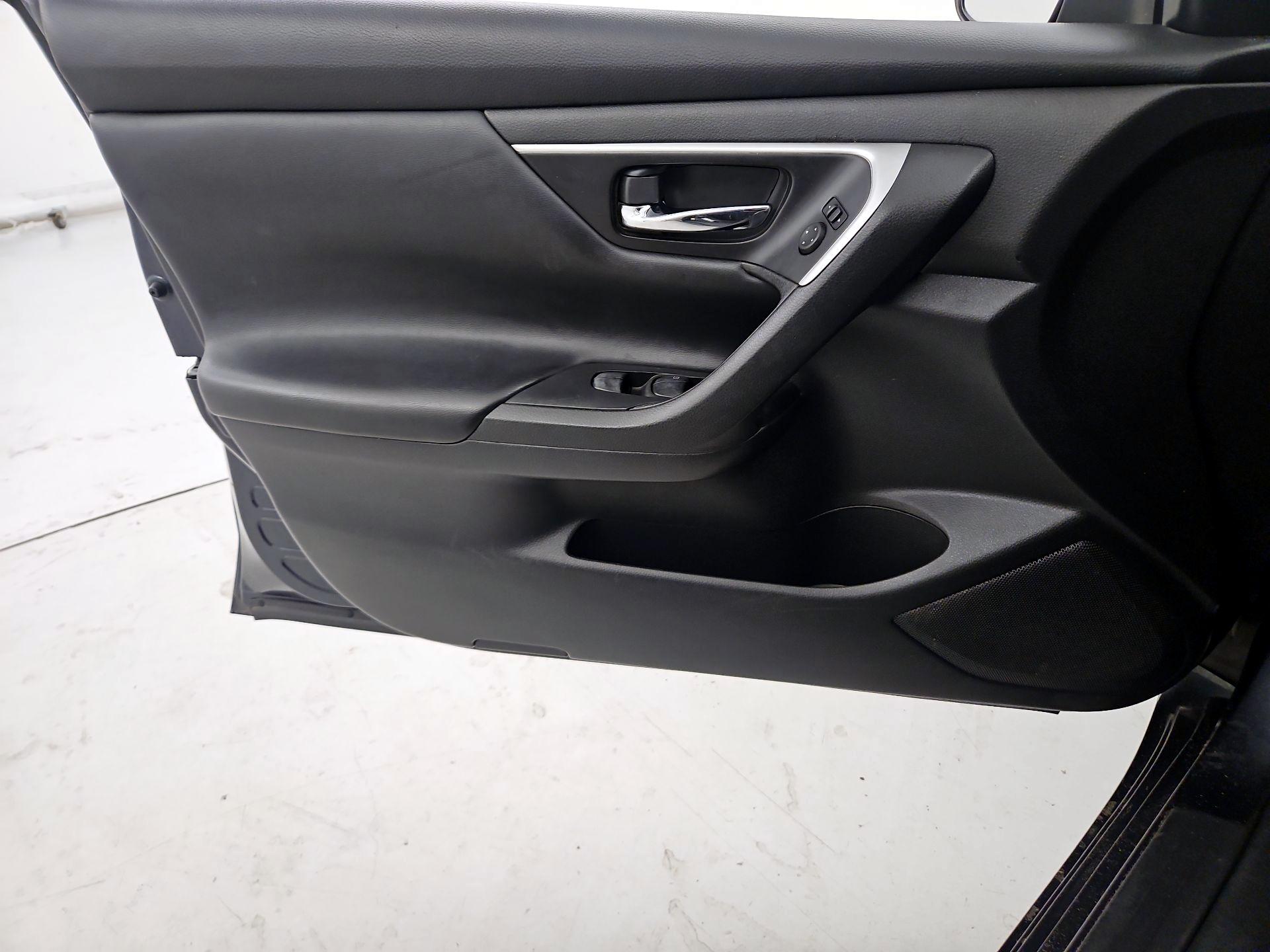 Thumbnail: 2017 Nissan Altima - 12