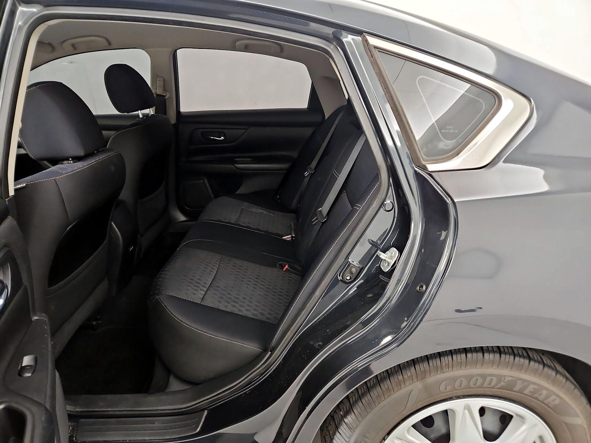 Thumbnail: 2017 Nissan Altima - 19