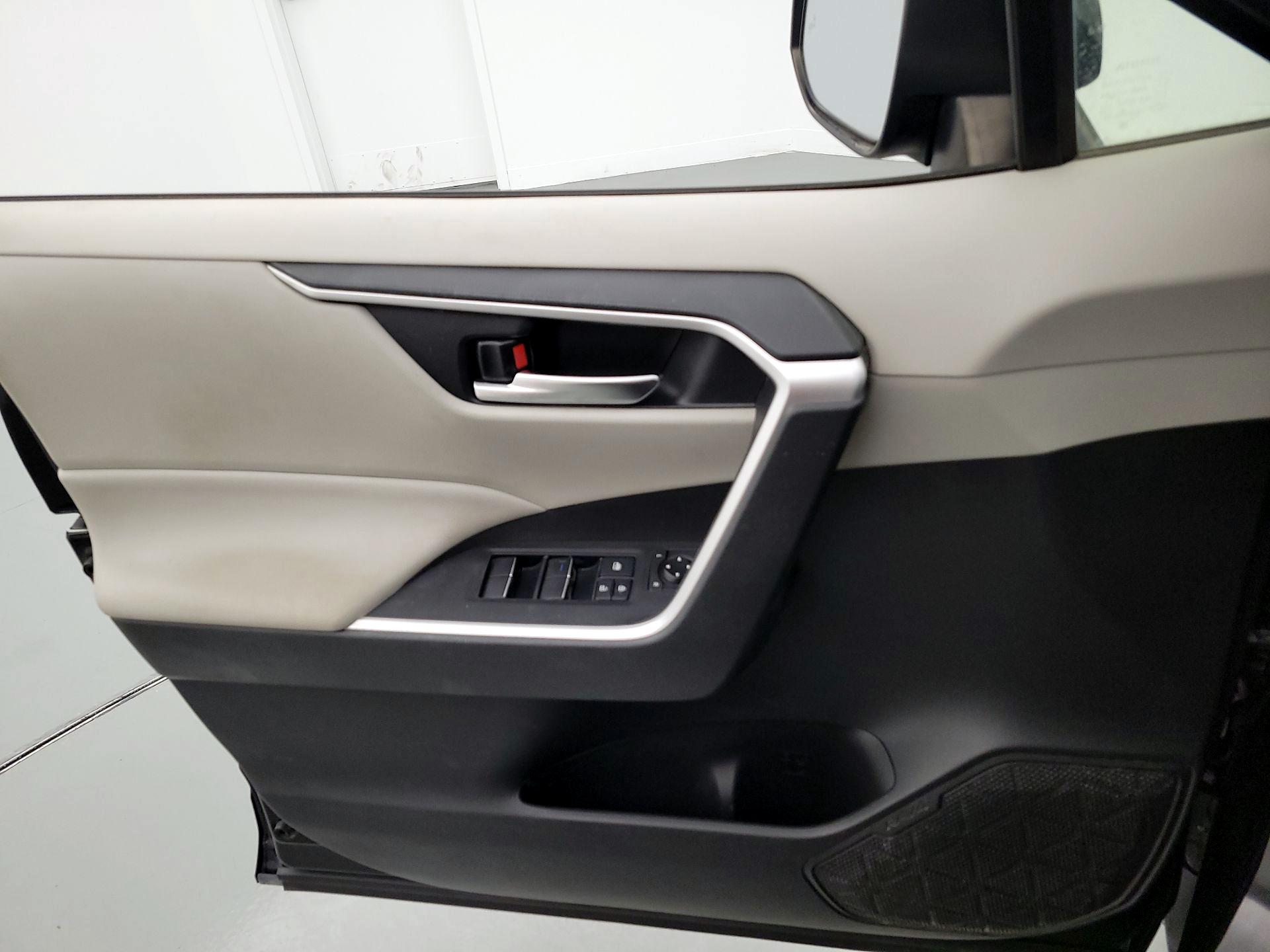 Thumbnail: 2020 Toyota RAV4 - 12