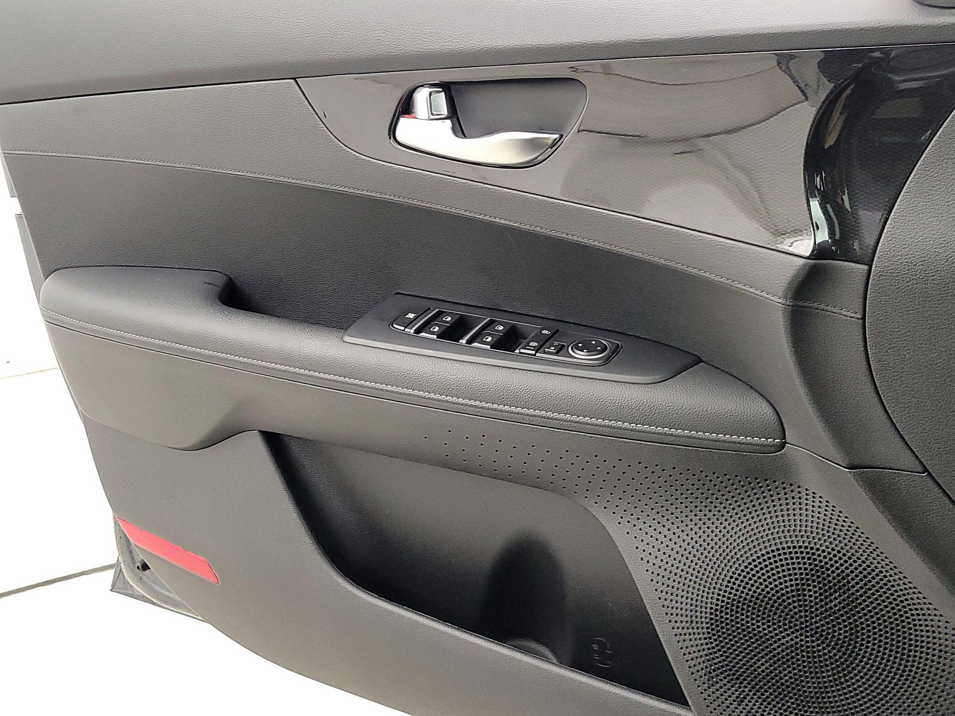 Thumbnail: 2023 Kia Forte - 12