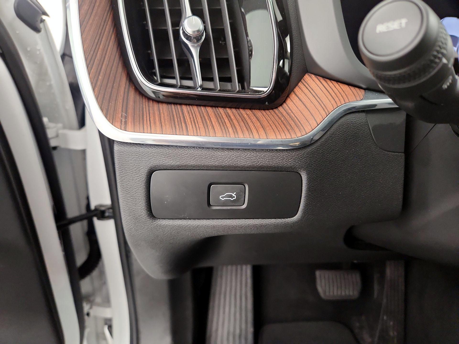 Thumbnail: 2023 Volvo XC60 - 13