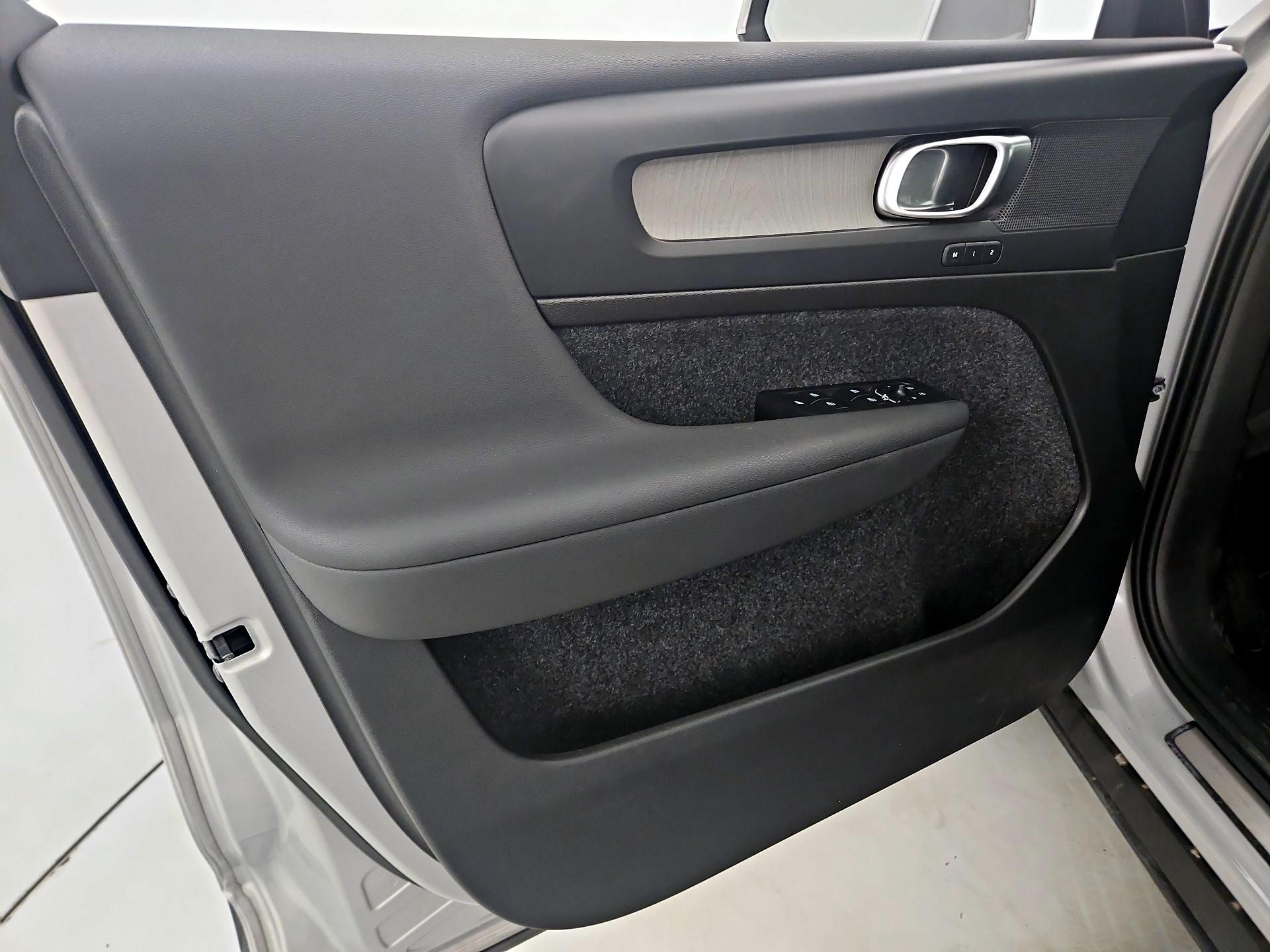 Thumbnail: 2025 Volvo XC40 - 12