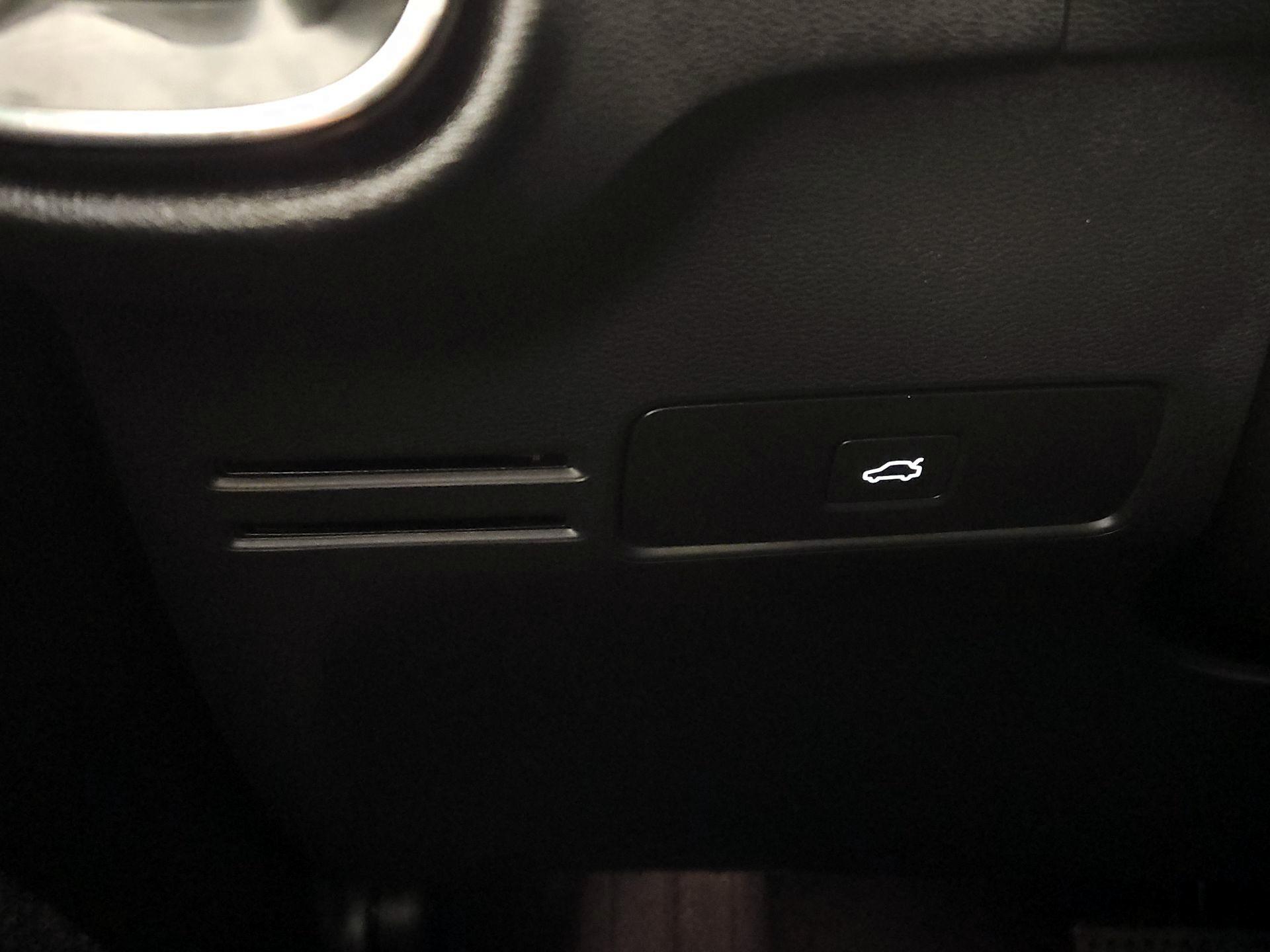 Thumbnail: 2025 Volvo XC40 - 13