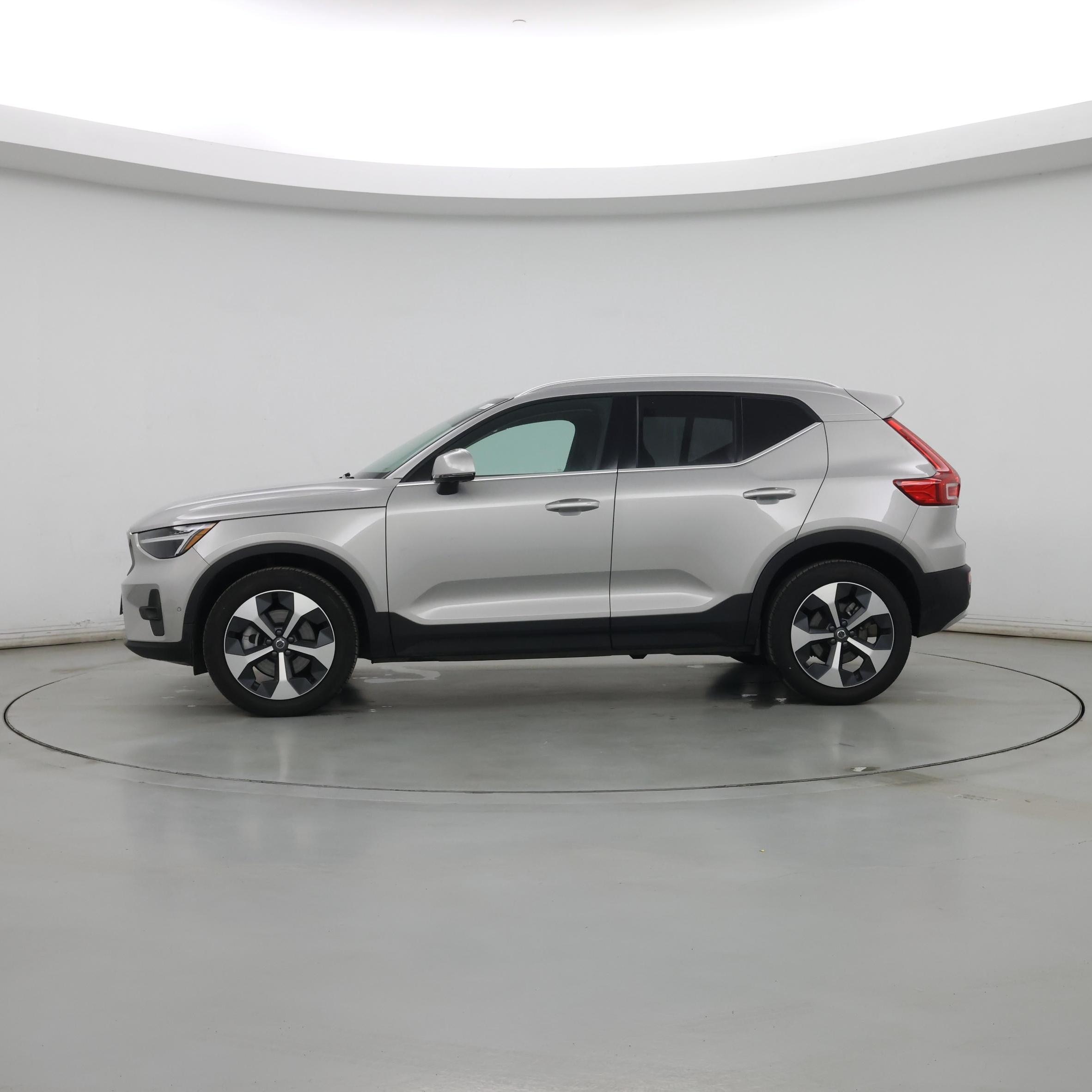 Thumbnail: 2025 Volvo XC40 - 3