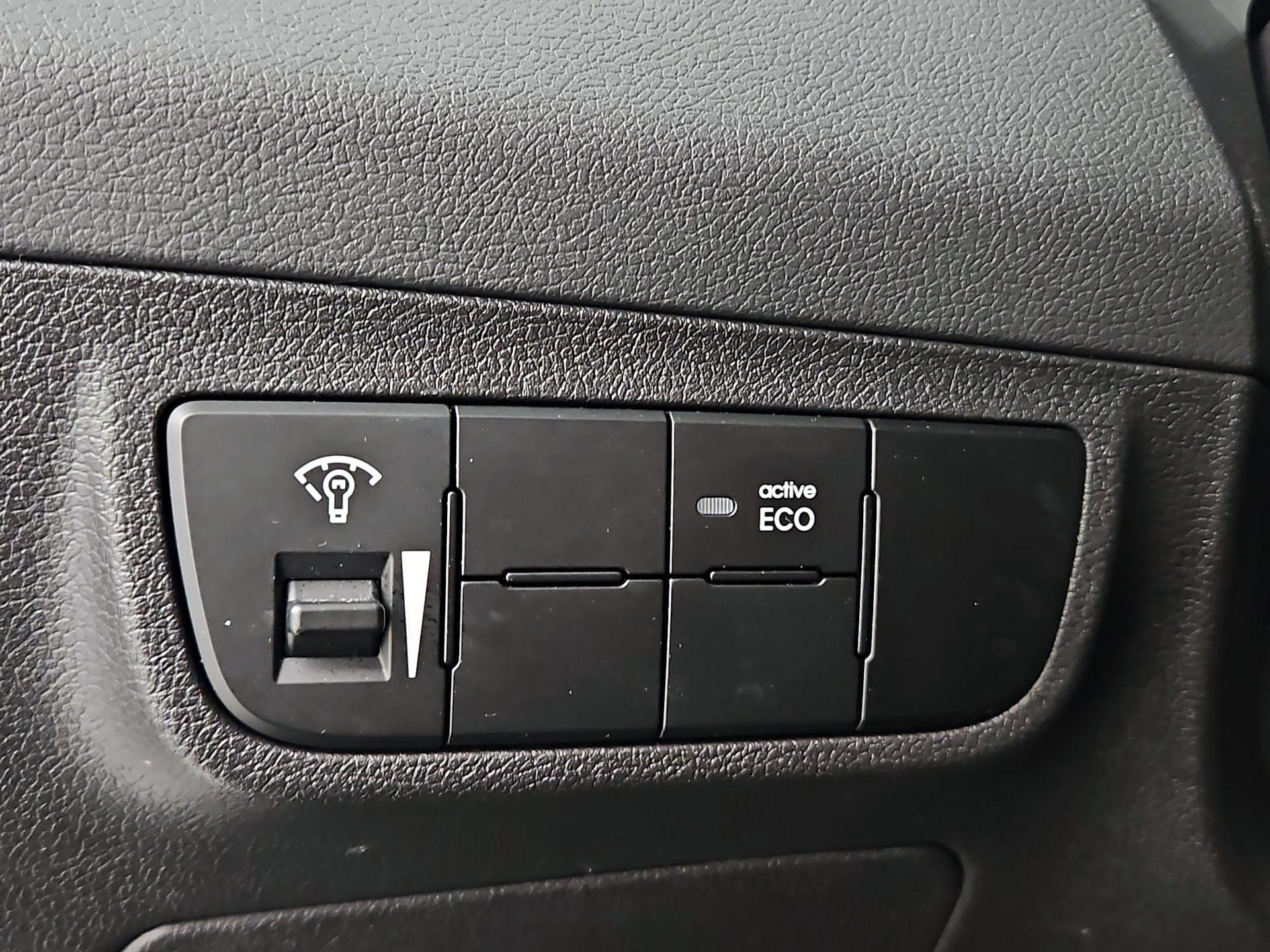 Thumbnail: 2016 Hyundai Veloster - 13