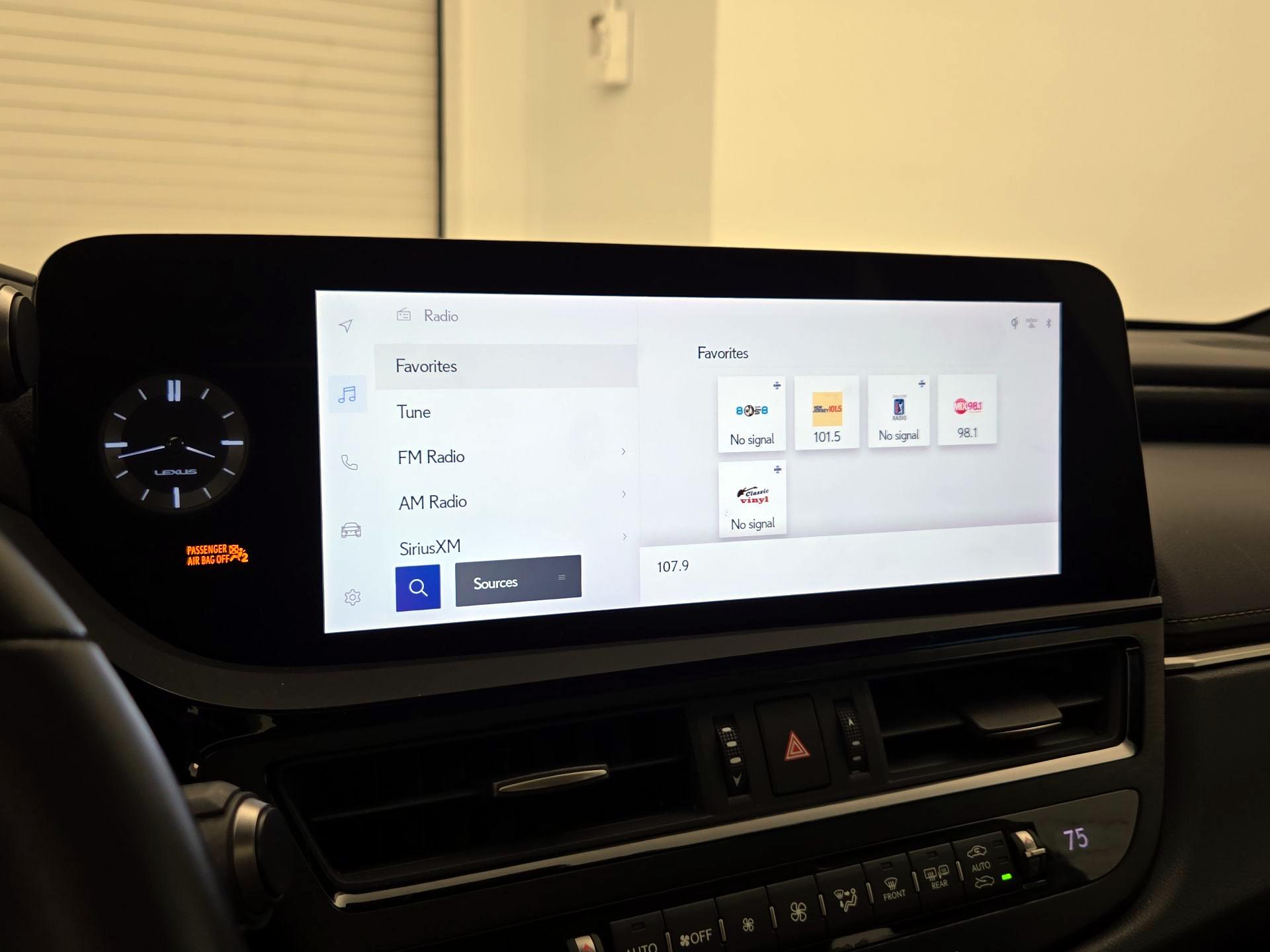 Thumbnail: 2023 Lexus ES - 16