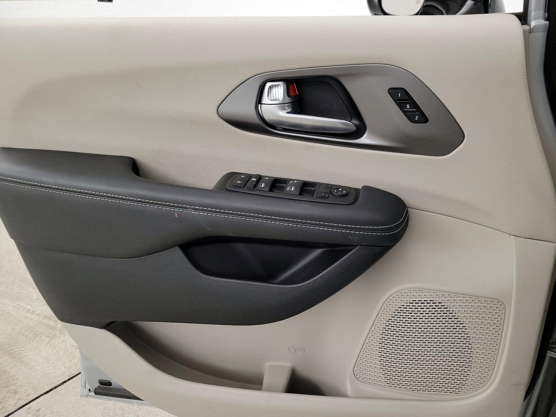 Thumbnail: 2024 Chrysler Pacifica - 12