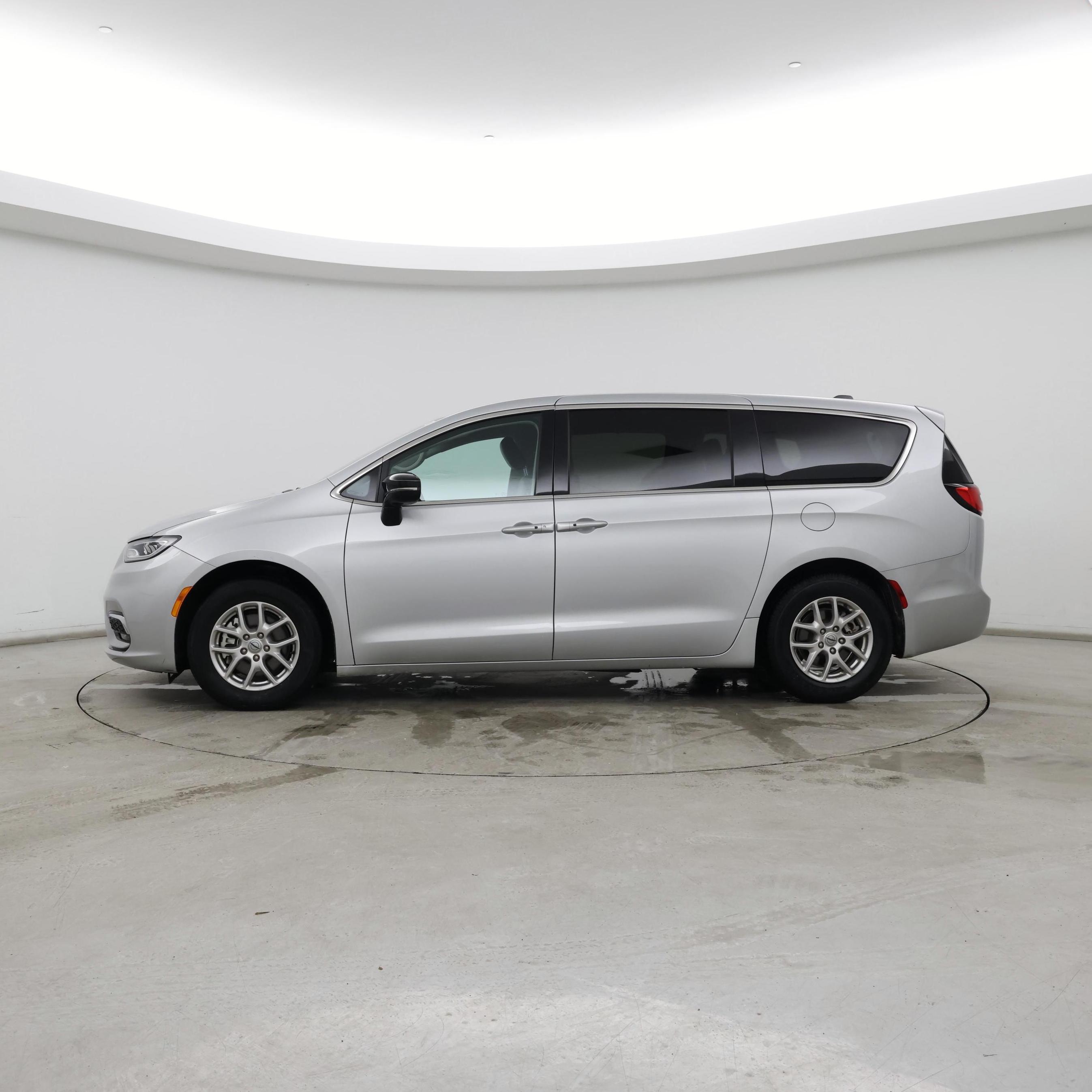 Thumbnail: 2024 Chrysler Pacifica - 3