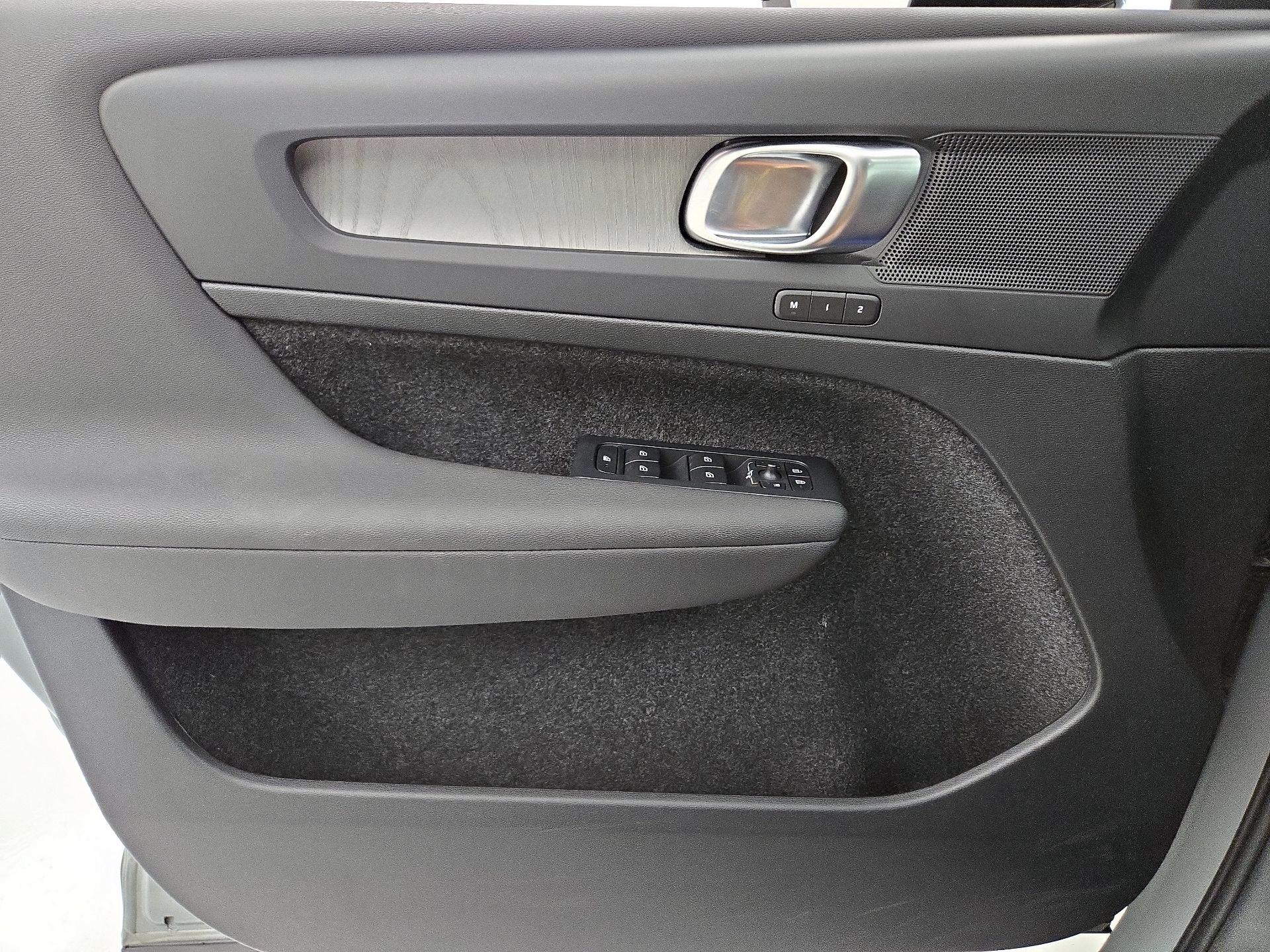 Thumbnail: 2024 Volvo XC40 - 12