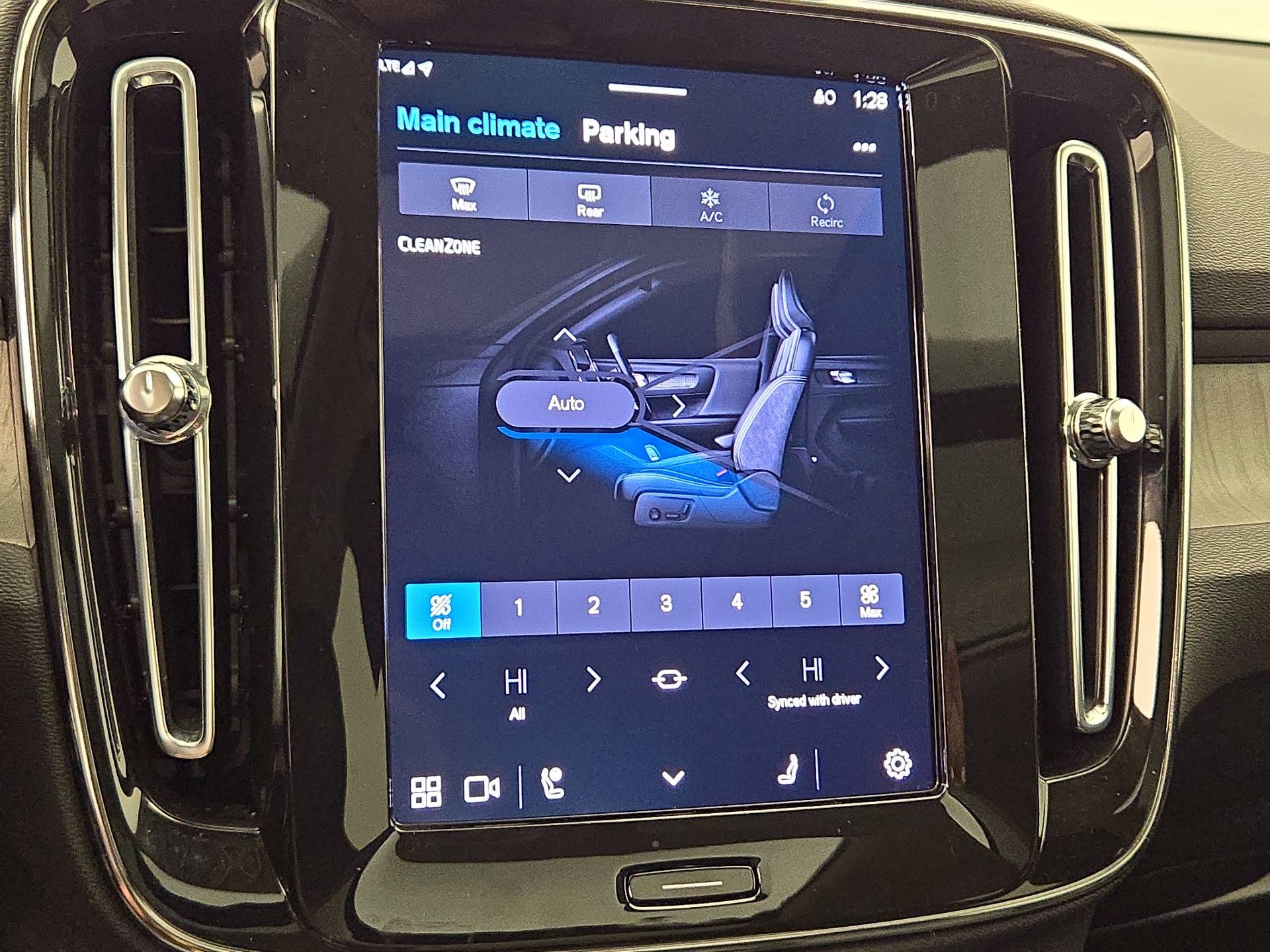 Thumbnail: 2024 Volvo XC40 - 16