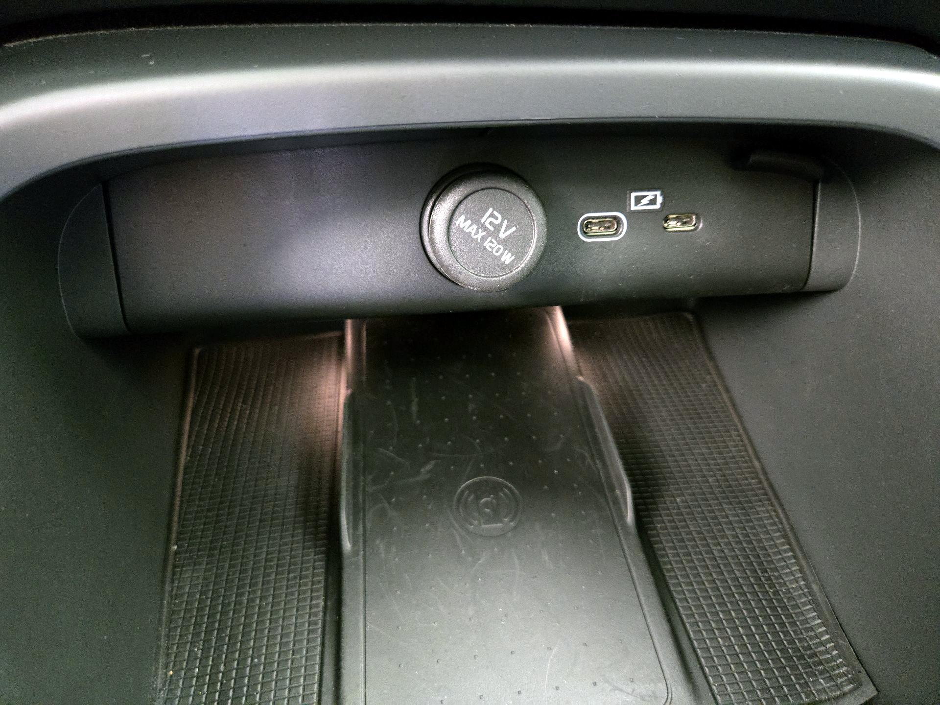 Thumbnail: 2024 Volvo XC40 - 18