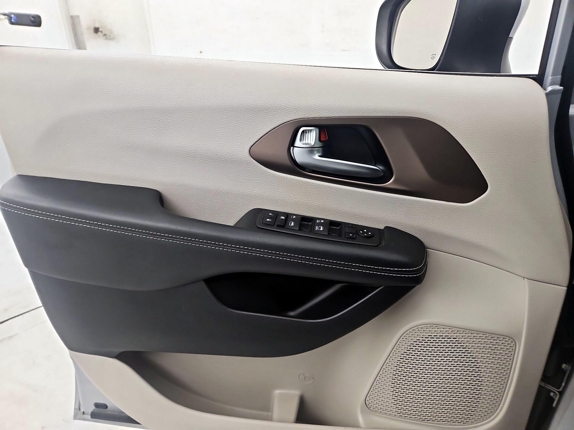 Thumbnail: 2023 Chrysler Voyager - 12