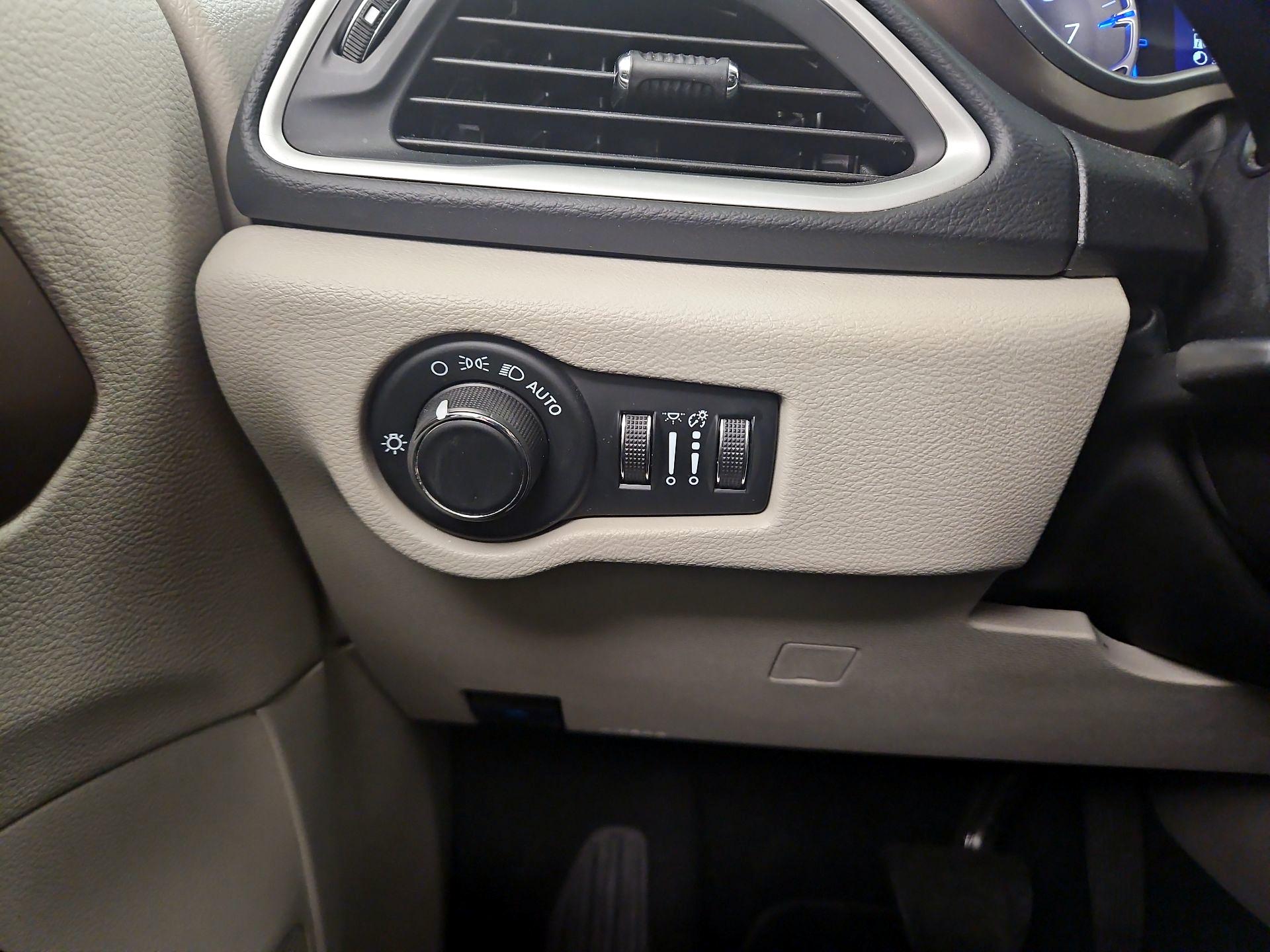 Thumbnail: 2023 Chrysler Voyager - 13