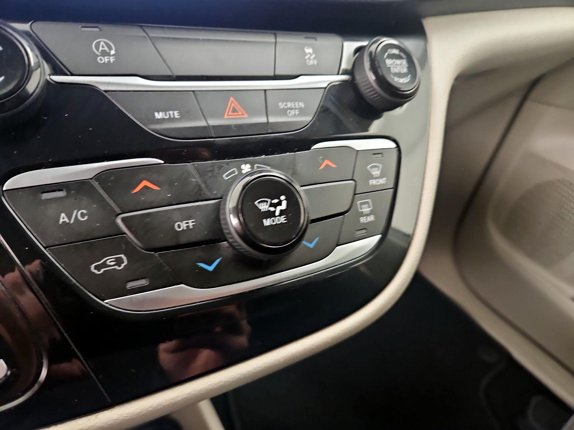 Thumbnail: 2023 Chrysler Voyager - 16