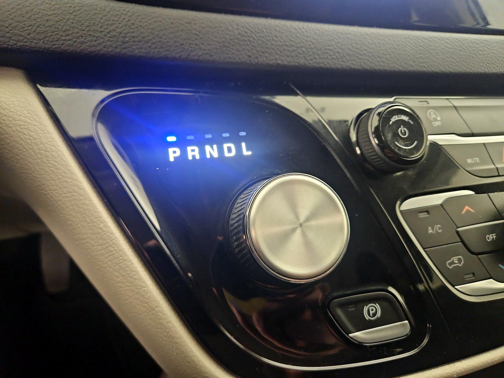 Thumbnail: 2023 Chrysler Voyager - 17