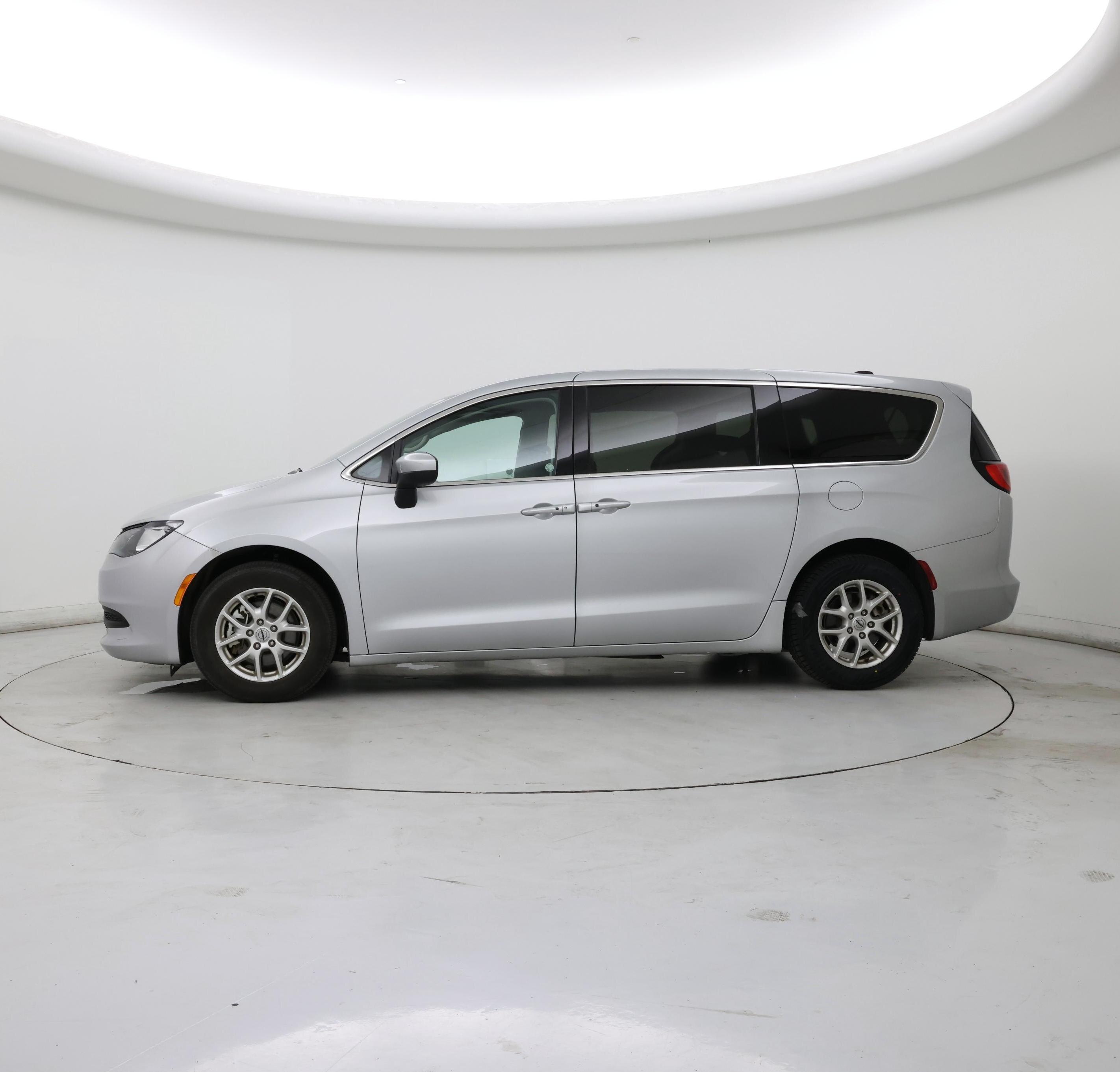 Thumbnail: 2023 Chrysler Voyager - 3