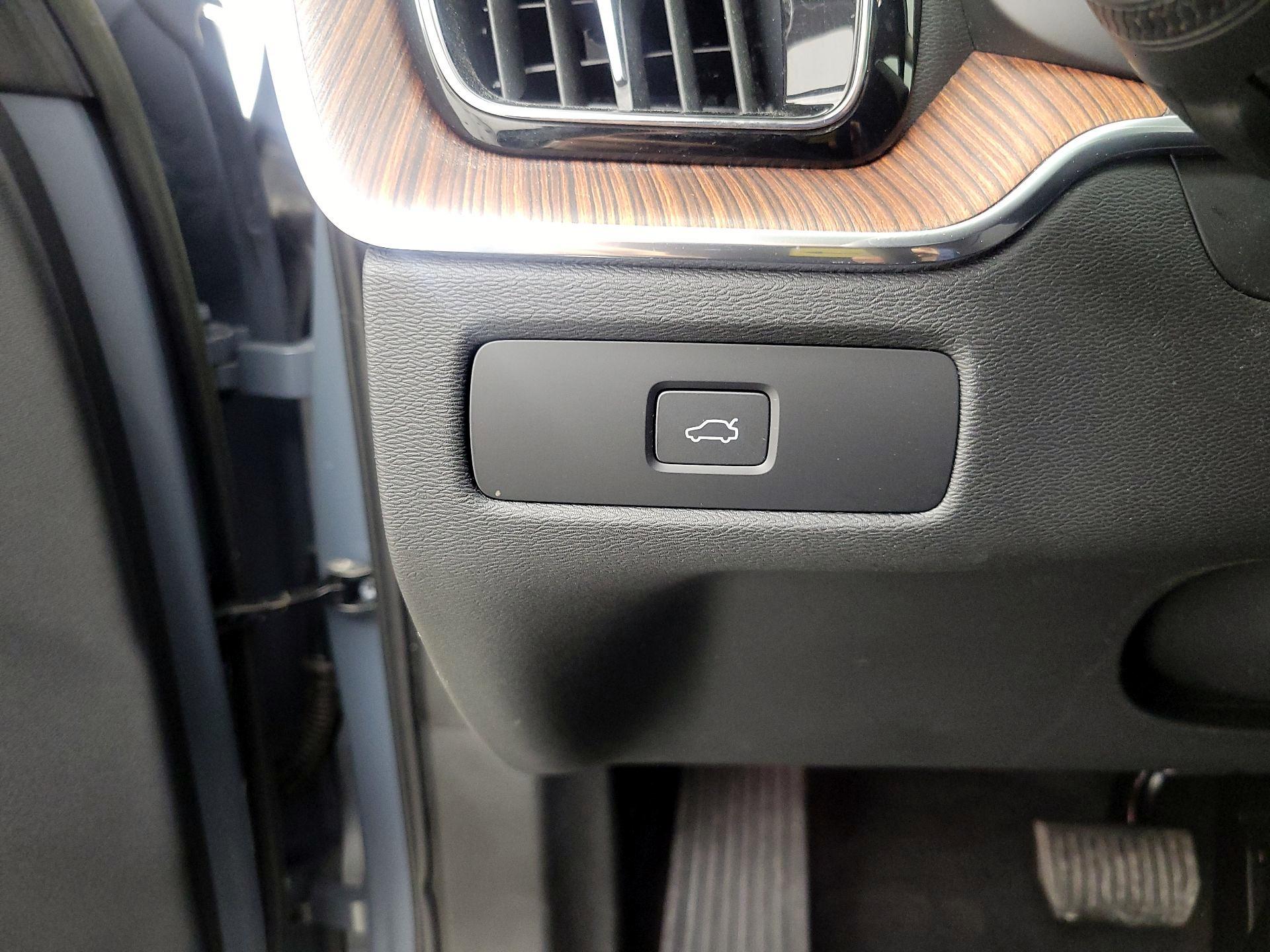 Thumbnail: 2023 Volvo XC60 - 13