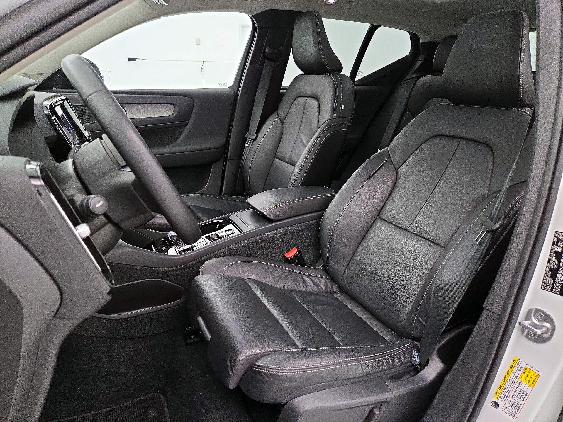 Thumbnail: 2023 Volvo XC40 - 11