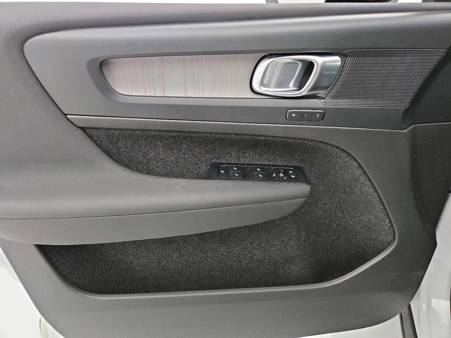 Thumbnail: 2023 Volvo XC40 - 12