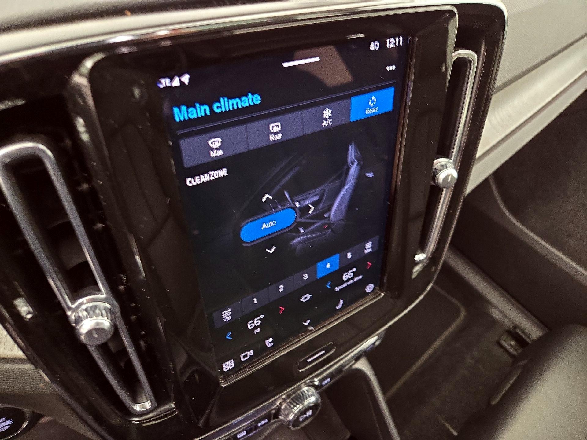 Thumbnail: 2023 Volvo XC40 - 16